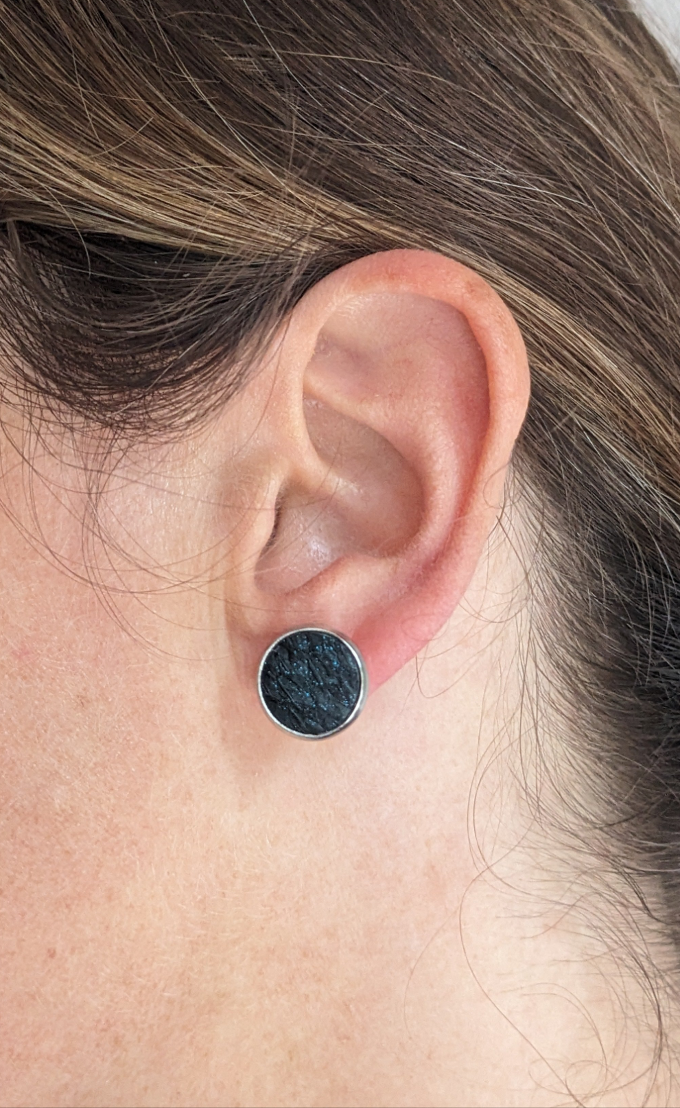 Puce d'oreilles en cuir marin