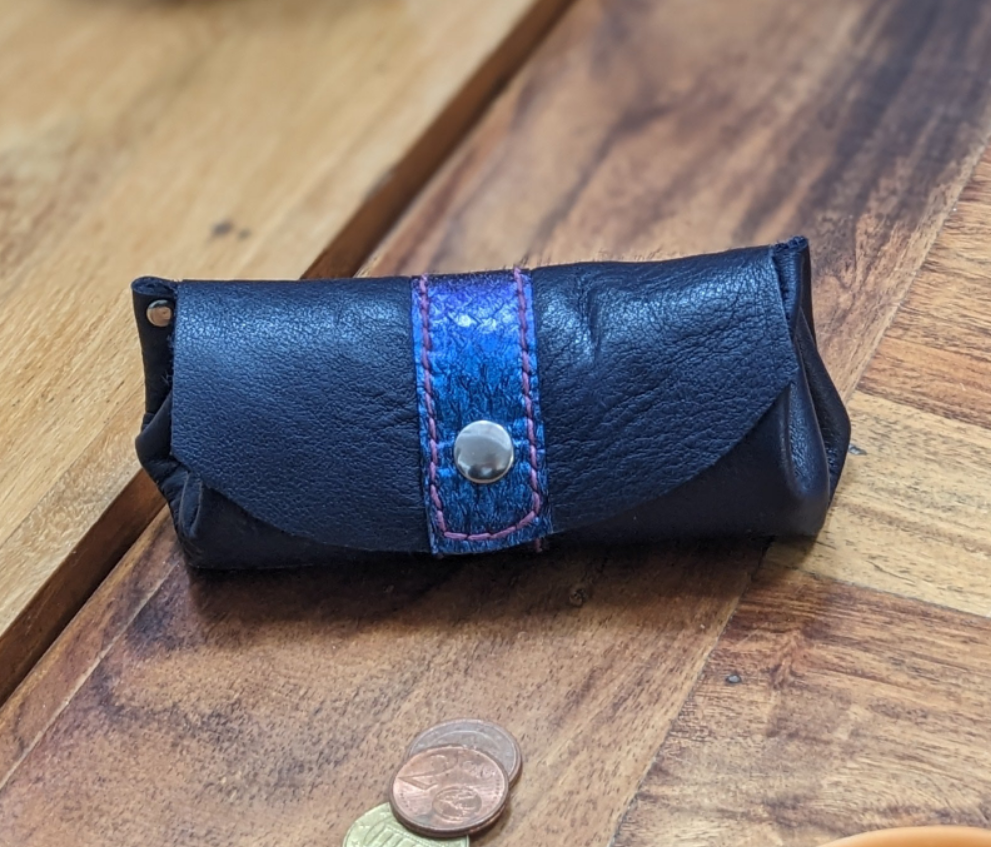 Porte monnaie bourse en cuir tannage végétal et cuir marin upcyclé