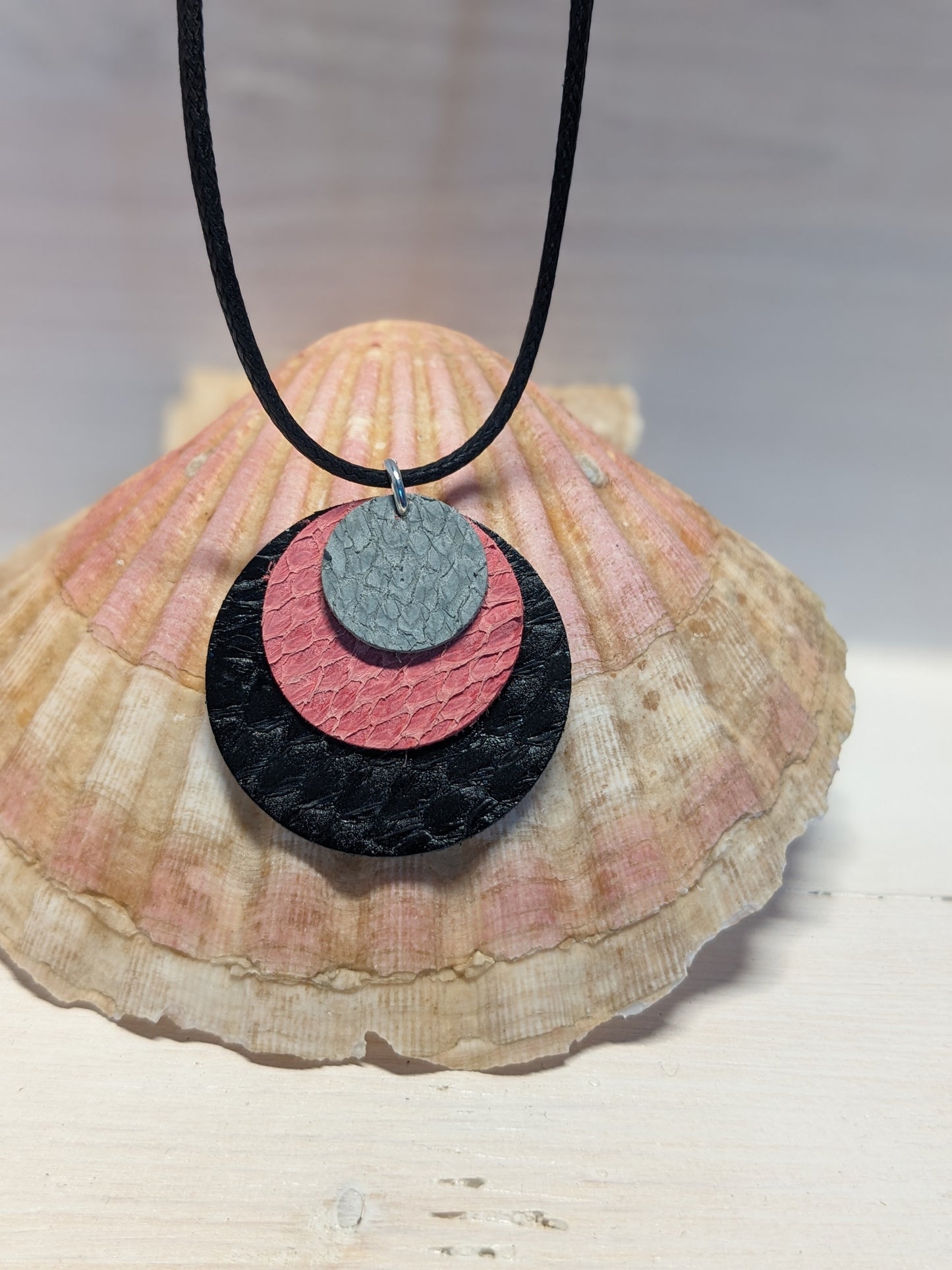 Collier pendentif de cuir marin