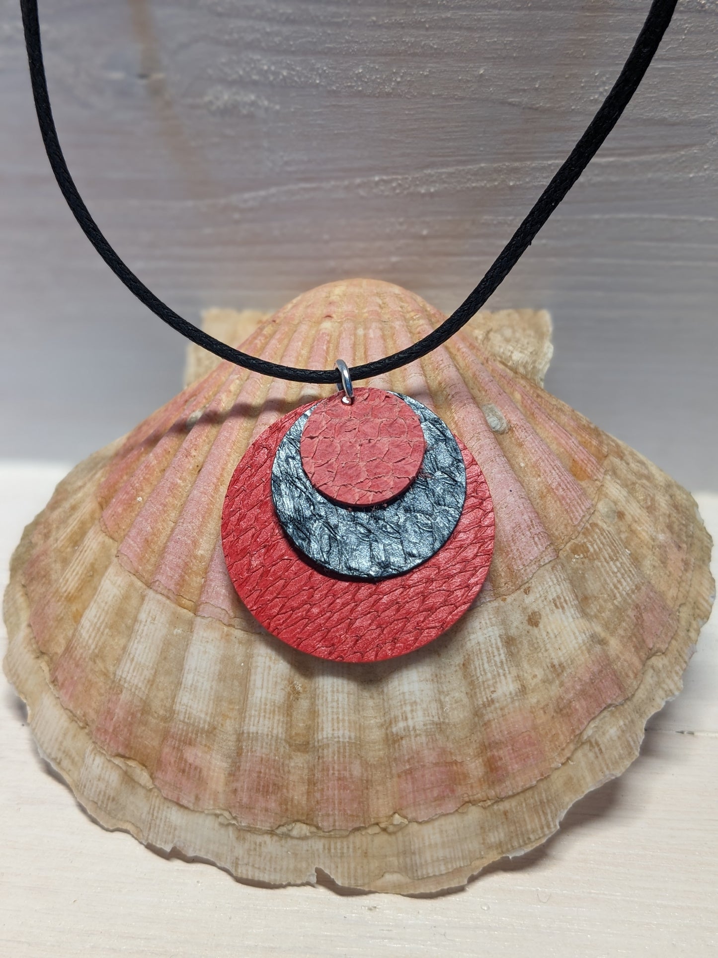 Collier pendentif de cuir marin