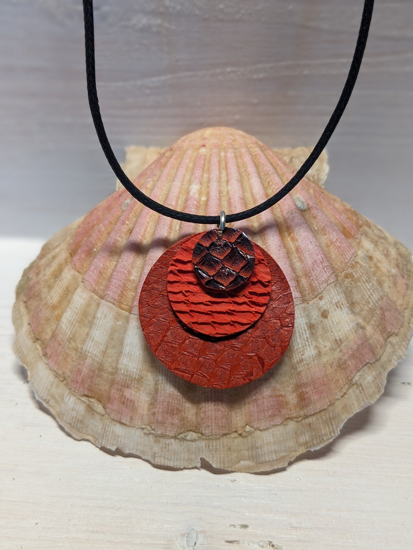 Collier pendentif de cuir marin