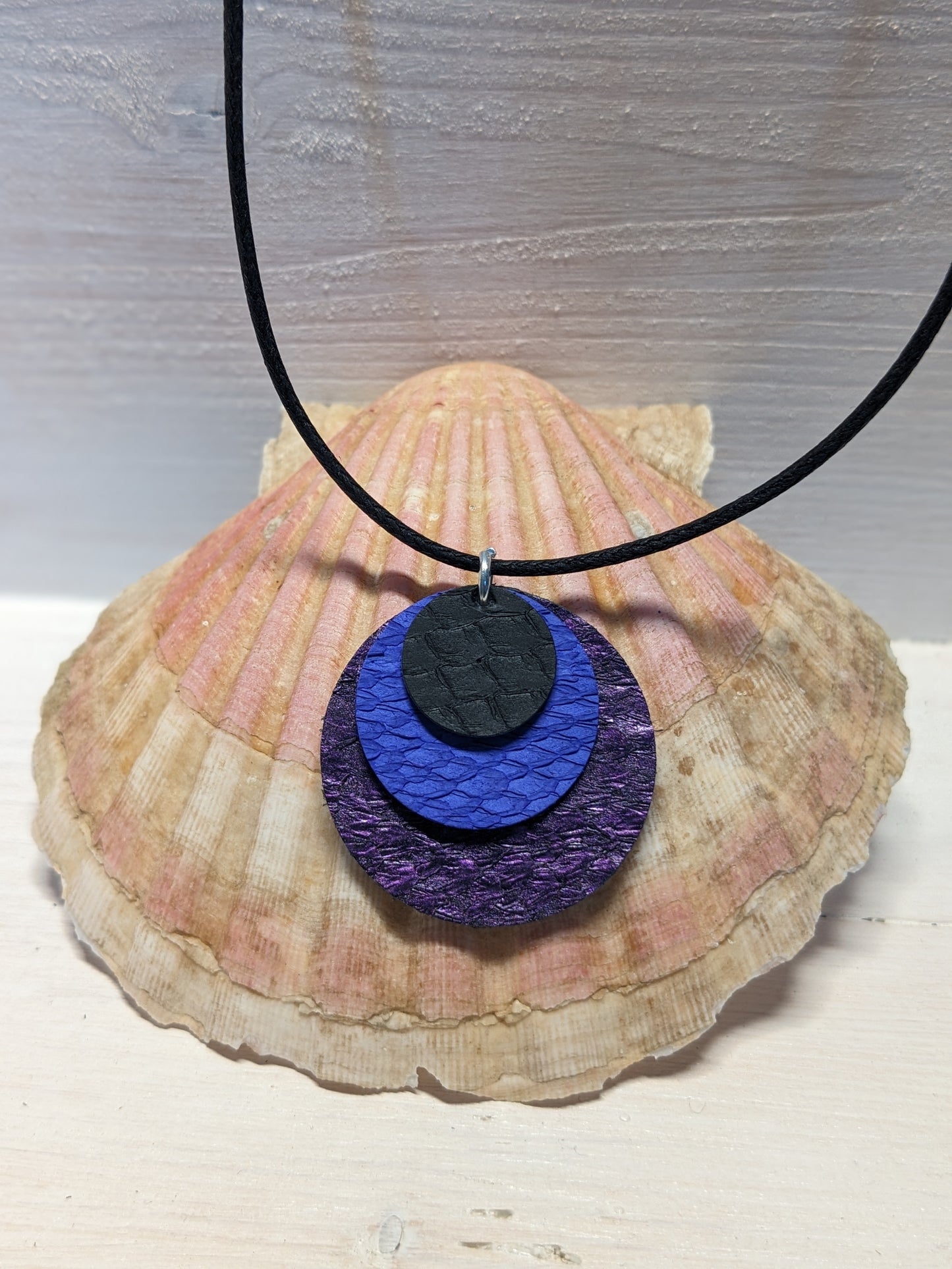 Collier pendentif de cuir marin