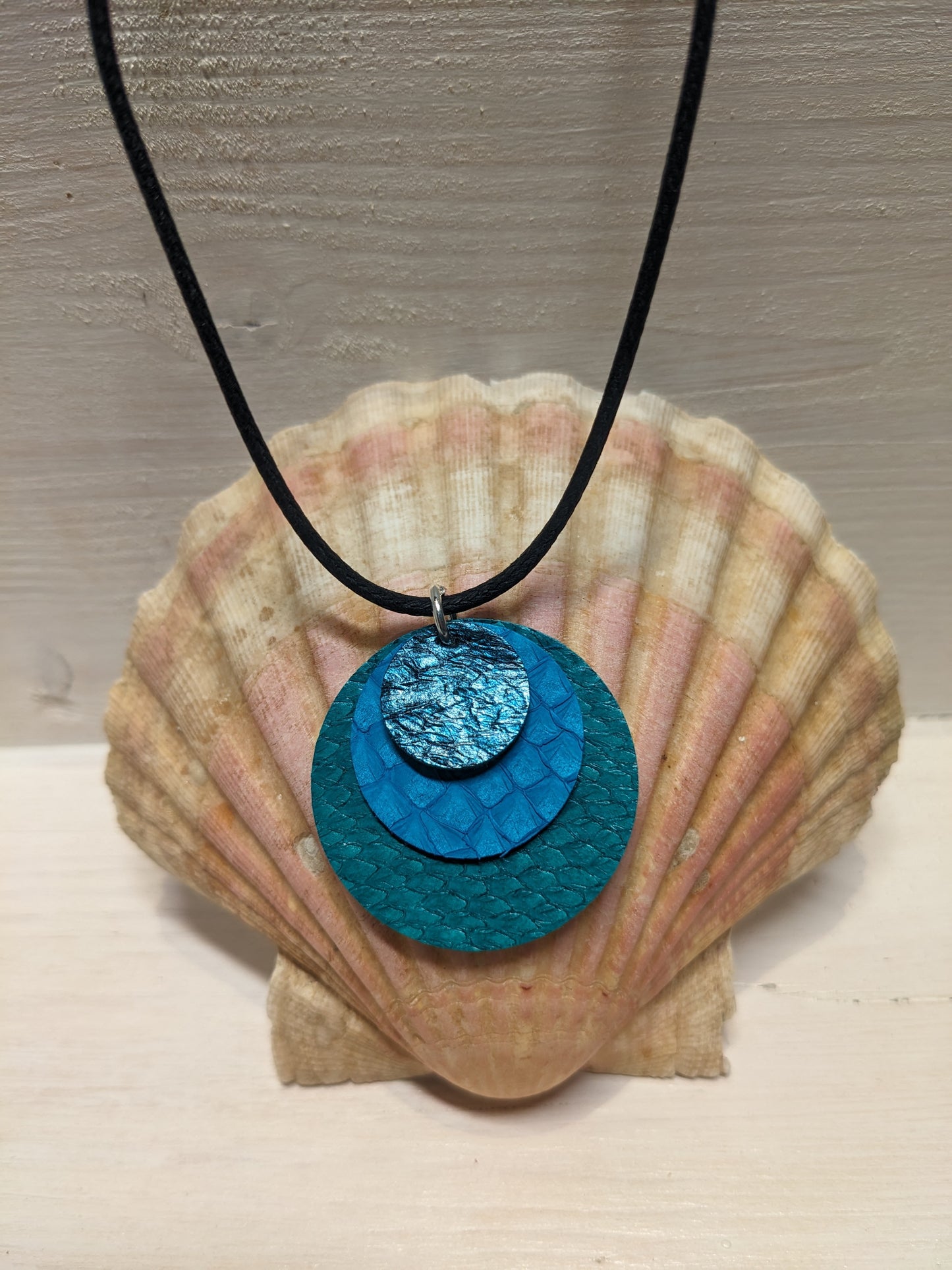 Collier pendentif de cuir marin