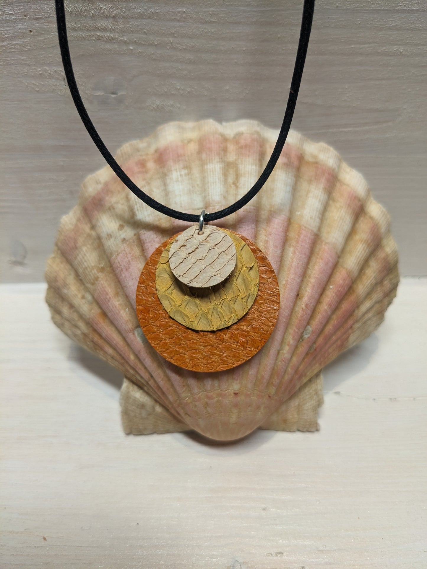 Collier pendentif de cuir marin