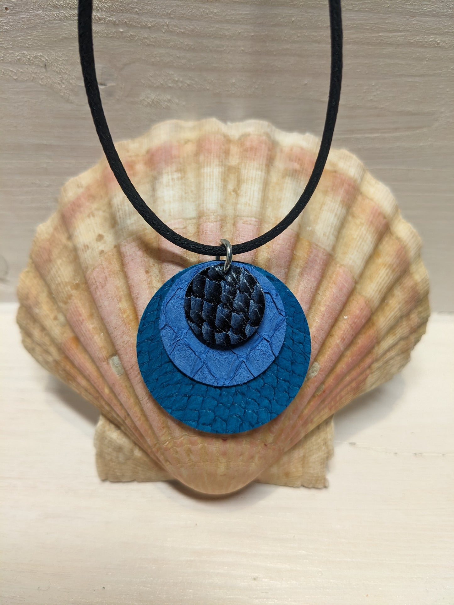 Collier pendentif de cuir marin