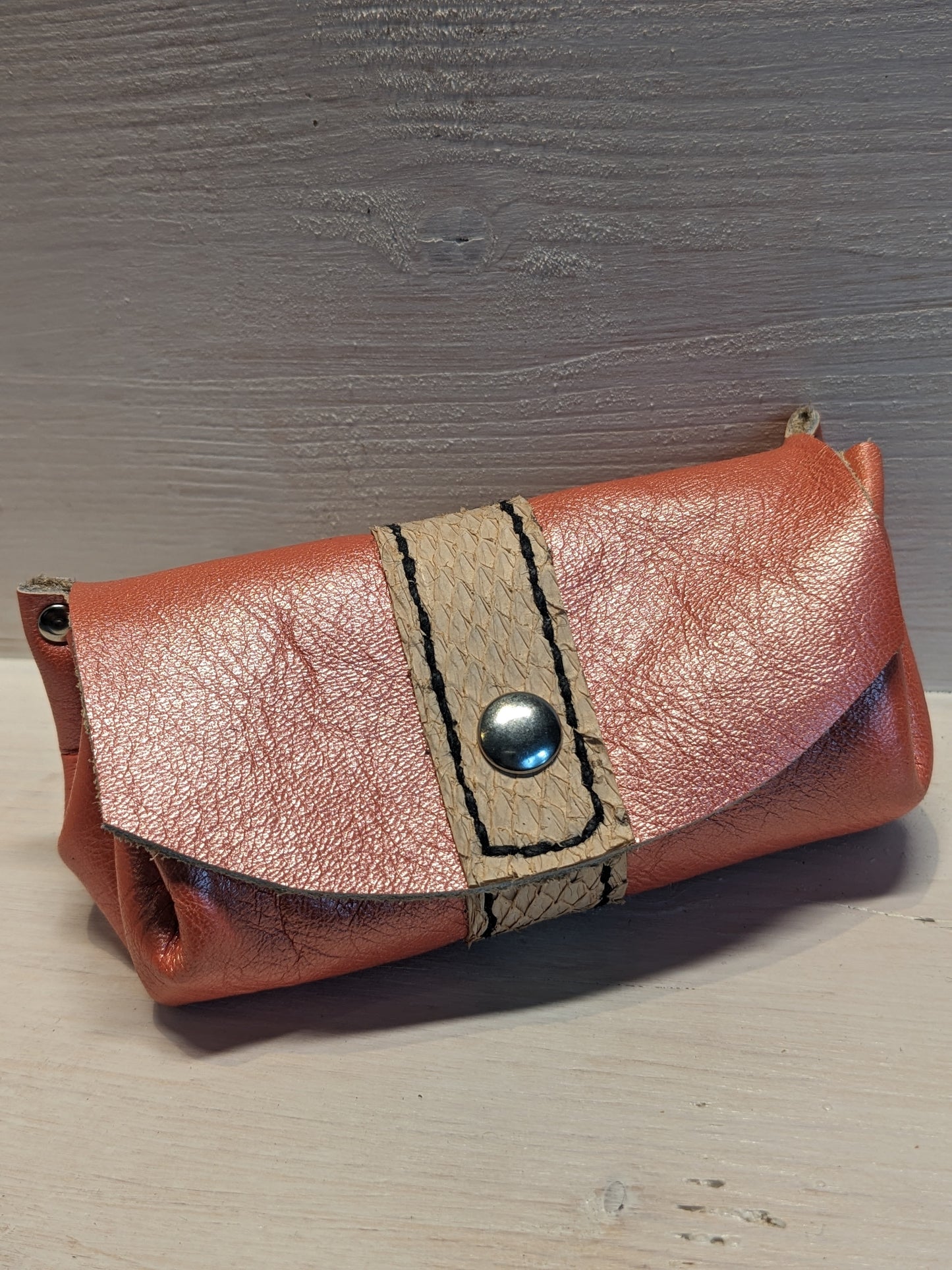Porte monnaie bourse en cuir tannage végétal et cuir marin upcyclé