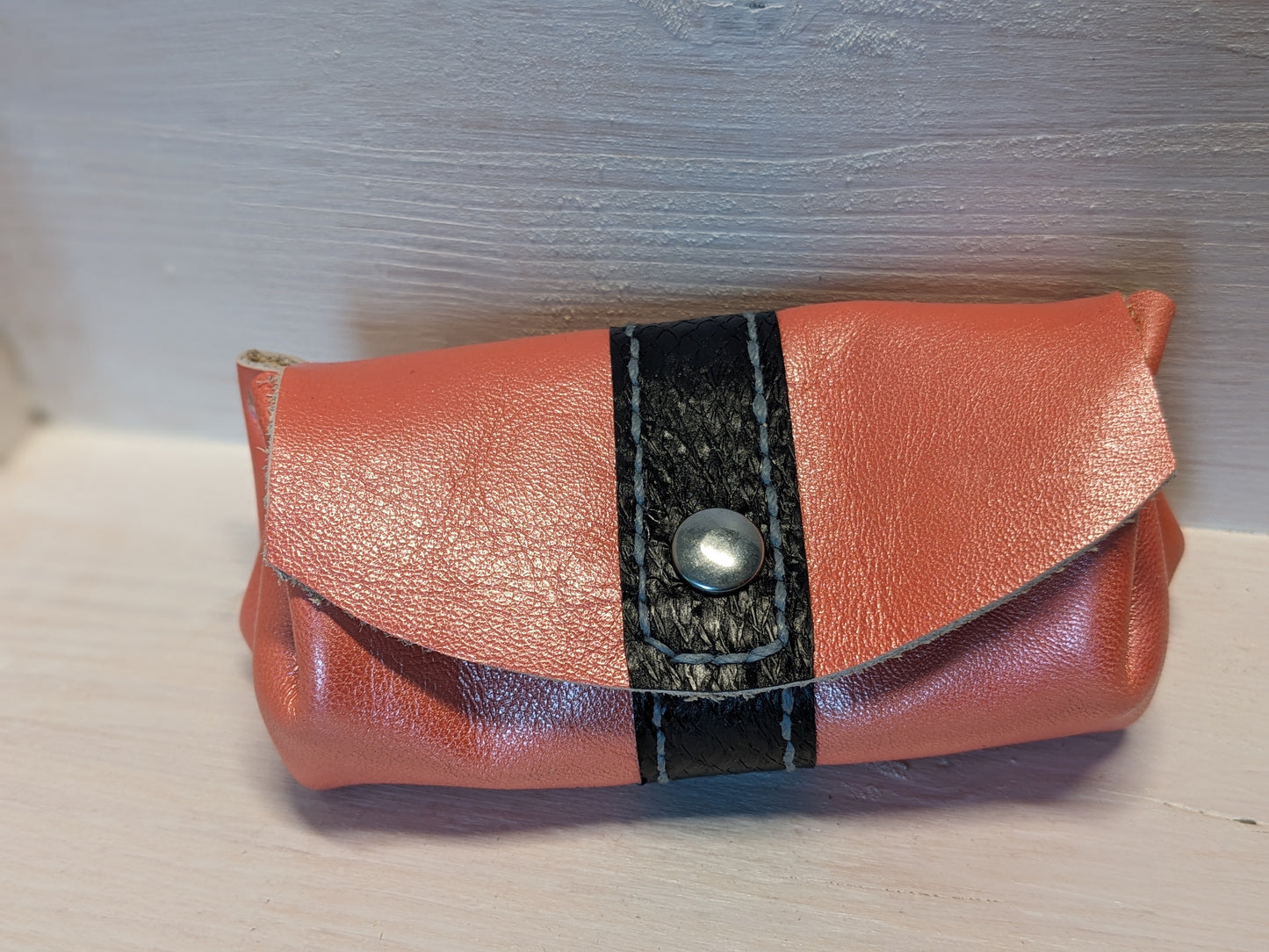 Porte monnaie bourse en cuir tannage végétal et cuir marin upcyclé