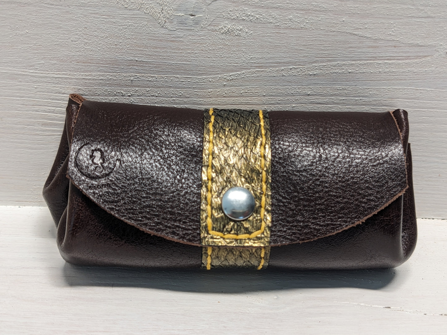 Porte monnaie bourse en cuir tannage végétal et cuir marin upcyclé