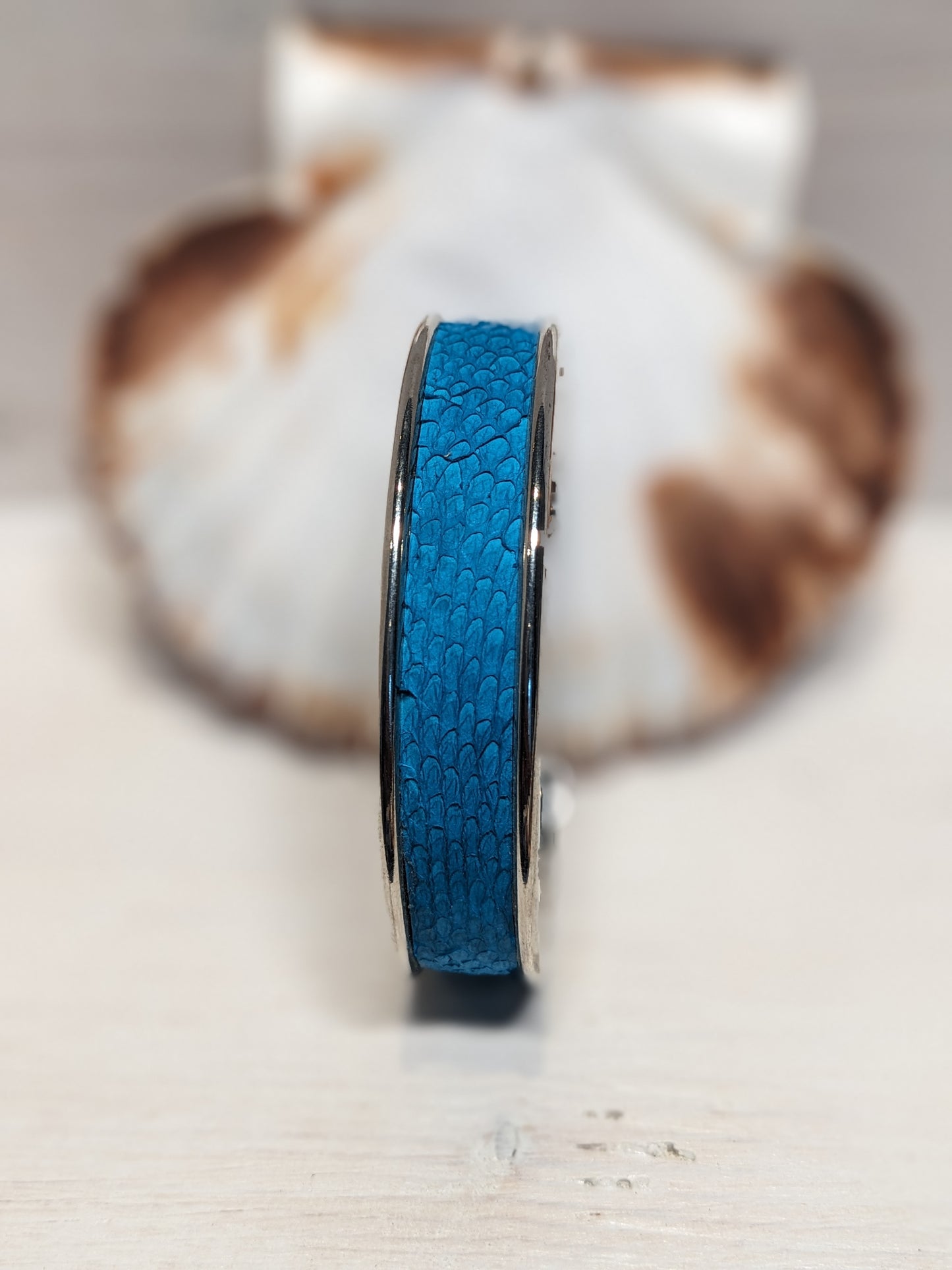 Bracelet manchette cuir marin upcyclé