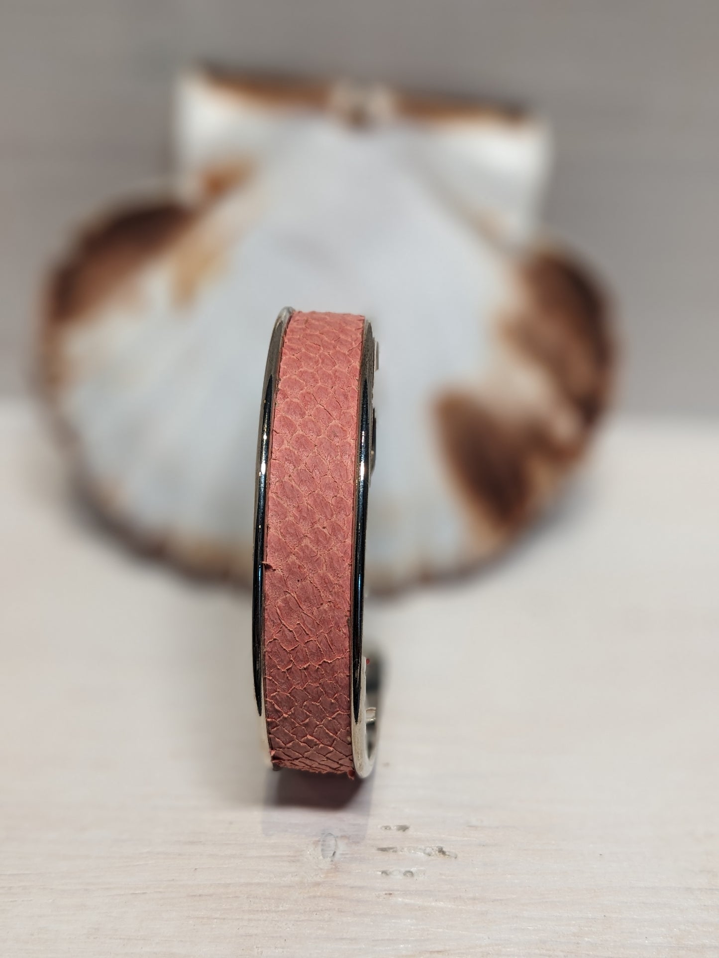 Bracelet manchette cuir marin upcyclé