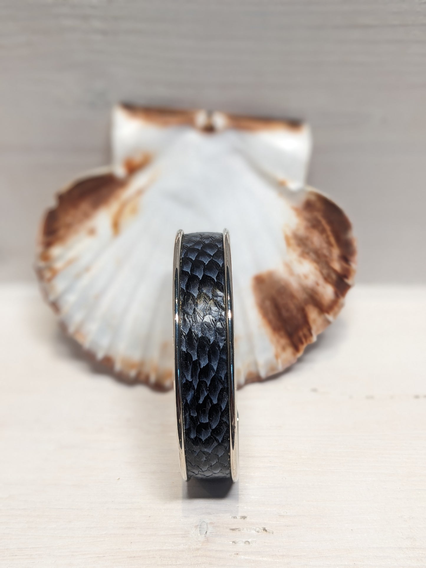Bracelet manchette cuir marin upcyclé