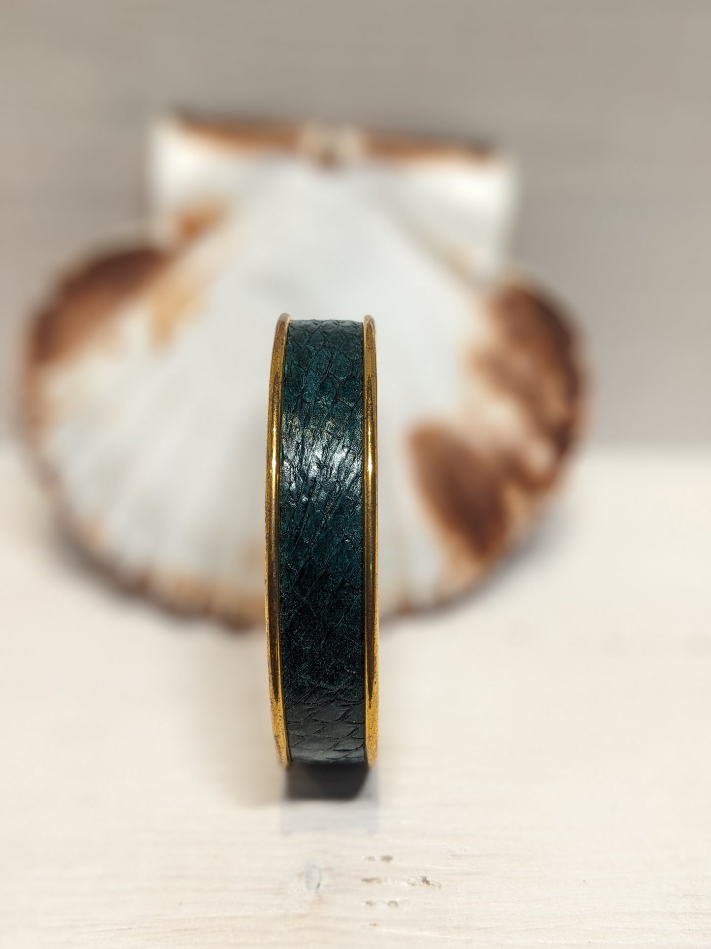 Bracelet manchette cuir marin upcyclé
