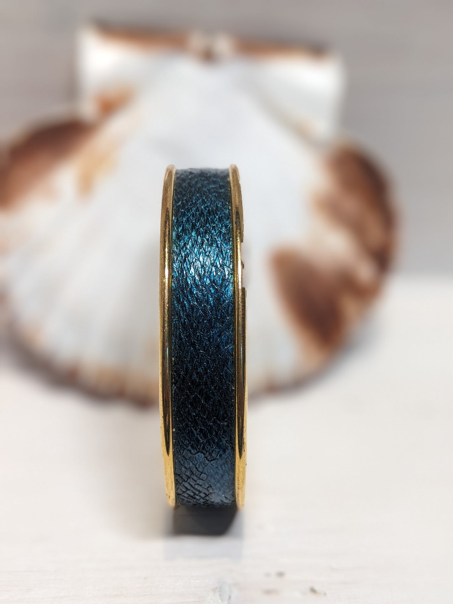 Bracelet manchette cuir marin upcyclé