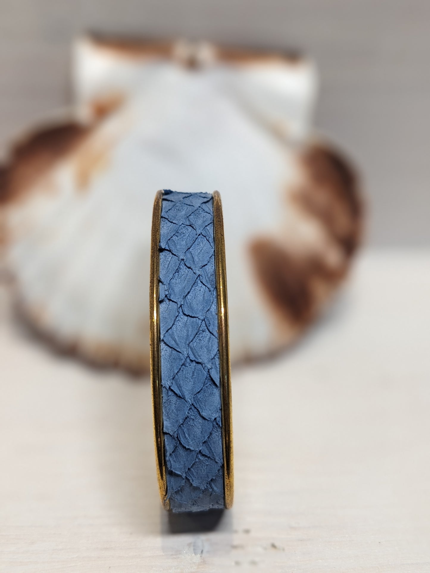 Bracelet manchette cuir marin upcyclé
