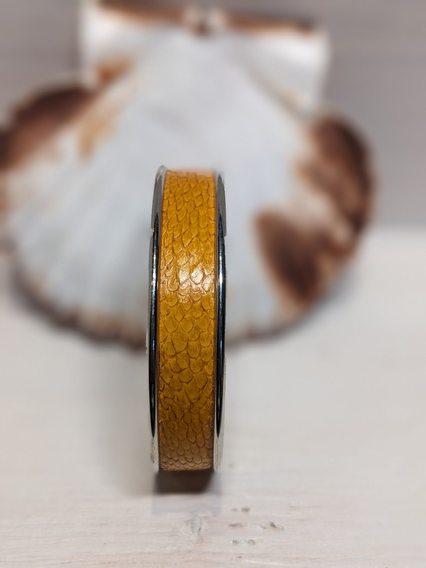 Bracelet manchette cuir marin upcyclé