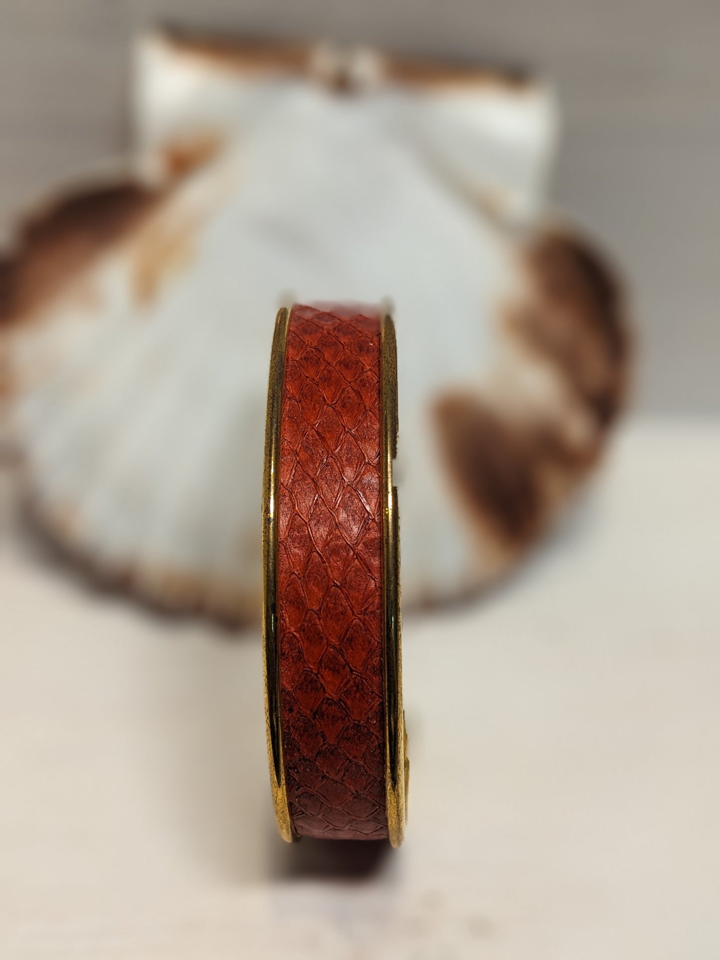Bracelet manchette cuir marin upcyclé