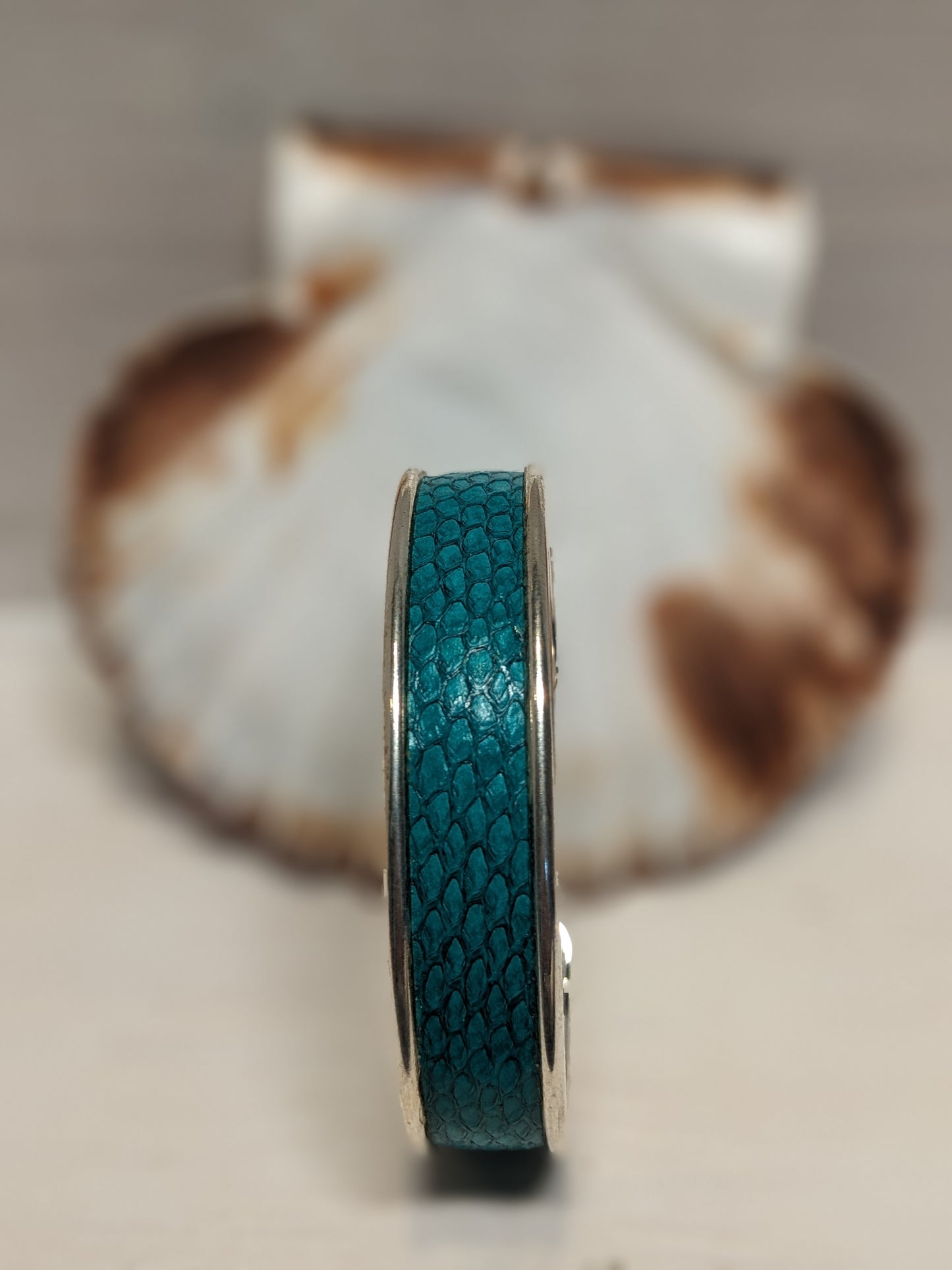 Bracelet manchette cuir marin upcyclé