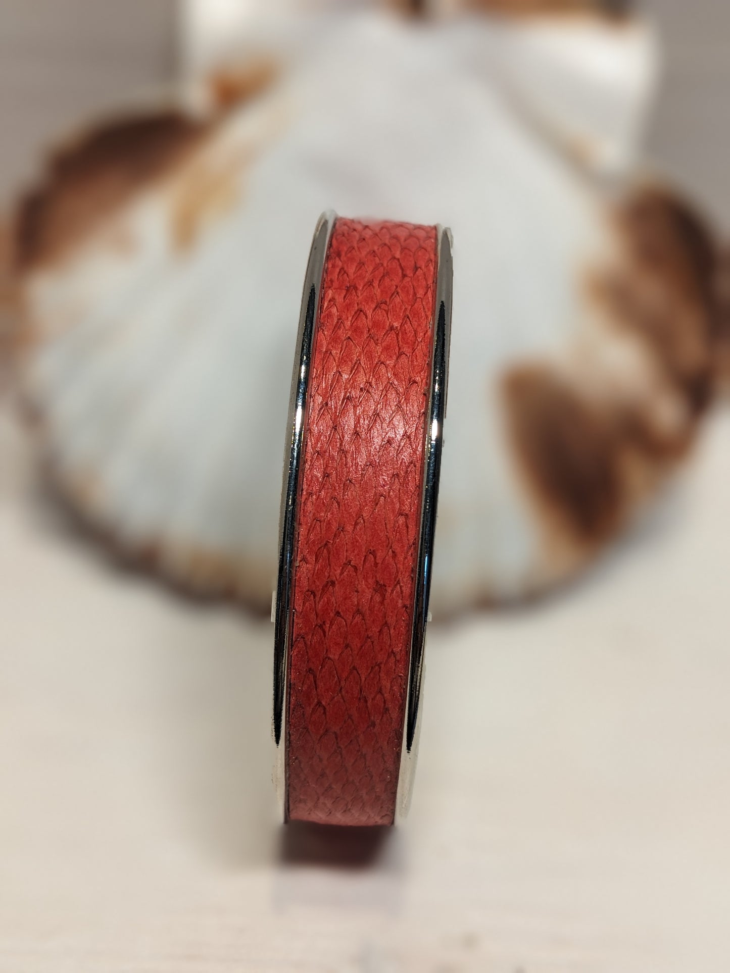 Bracelet manchette cuir marin upcyclé