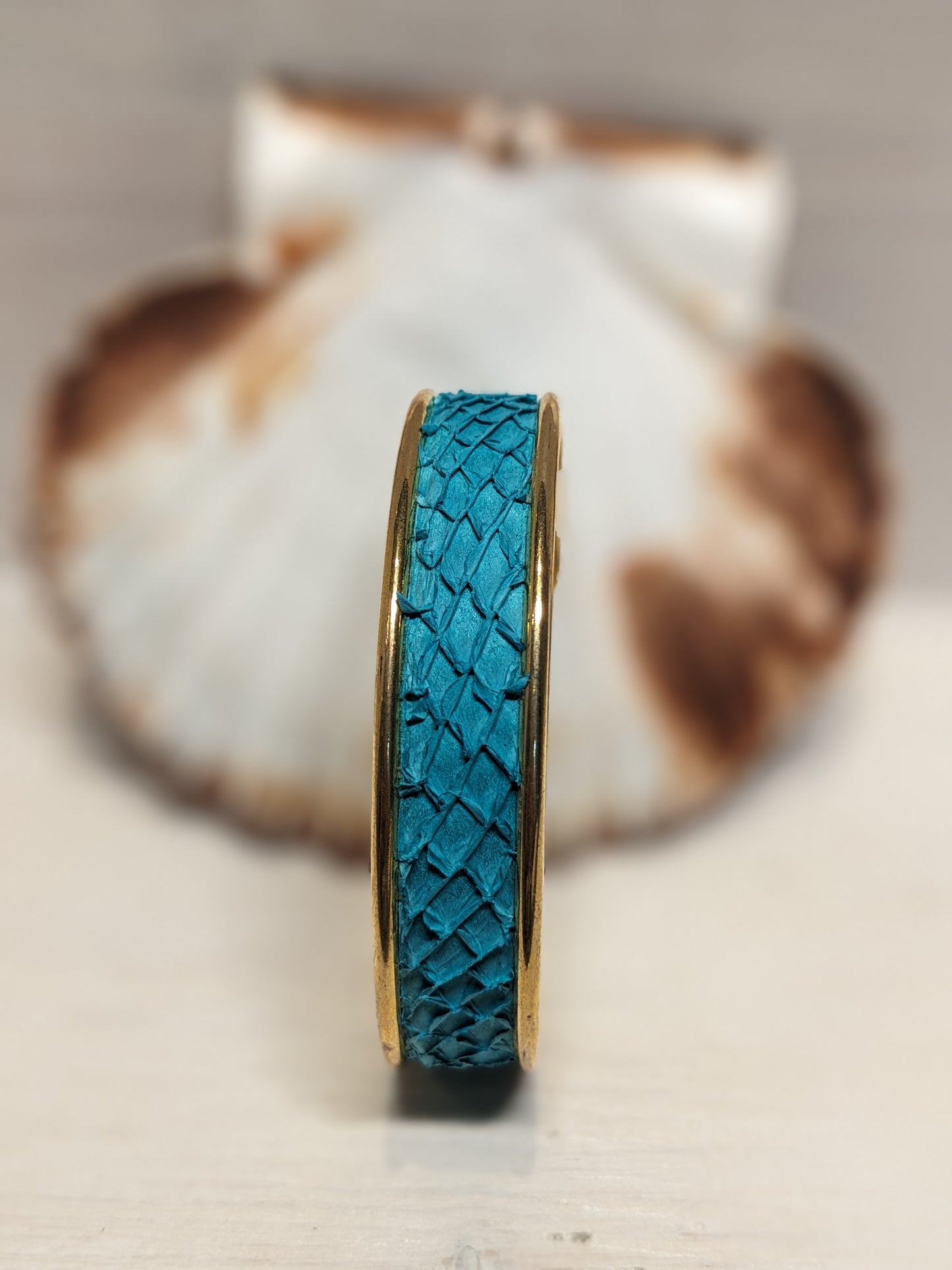 Bracelet manchette cuir marin upcyclé