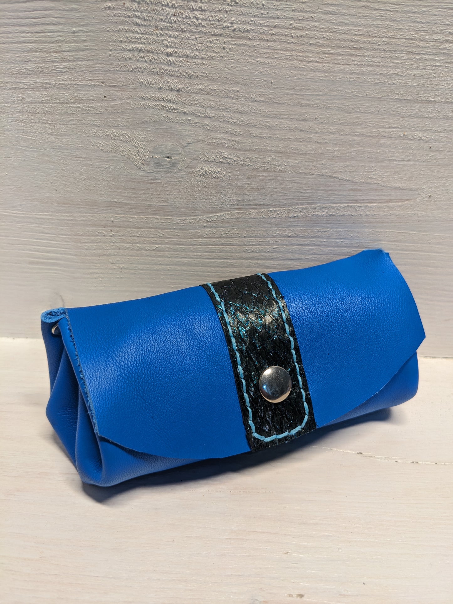 Porte monnaie bourse en cuir tannage végétal et cuir marin upcyclé