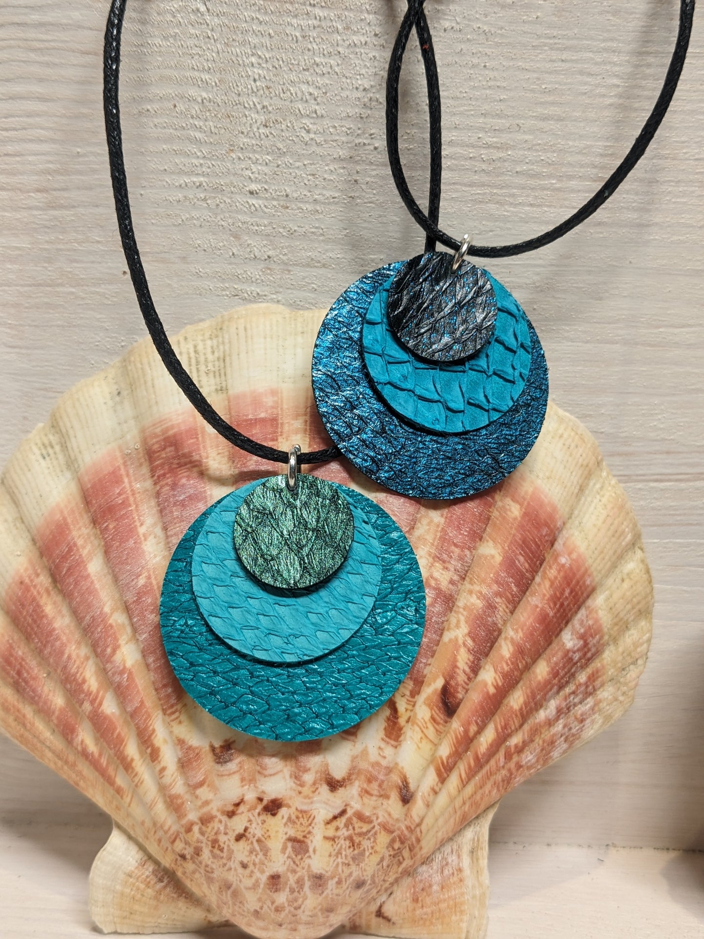 Collier pendentif de cuir marin