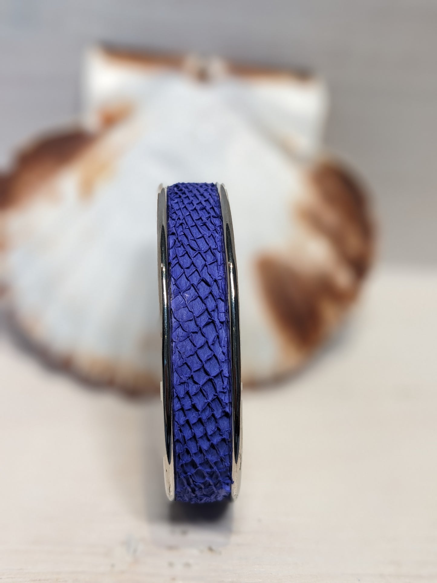 Bracelet manchette cuir marin upcyclé