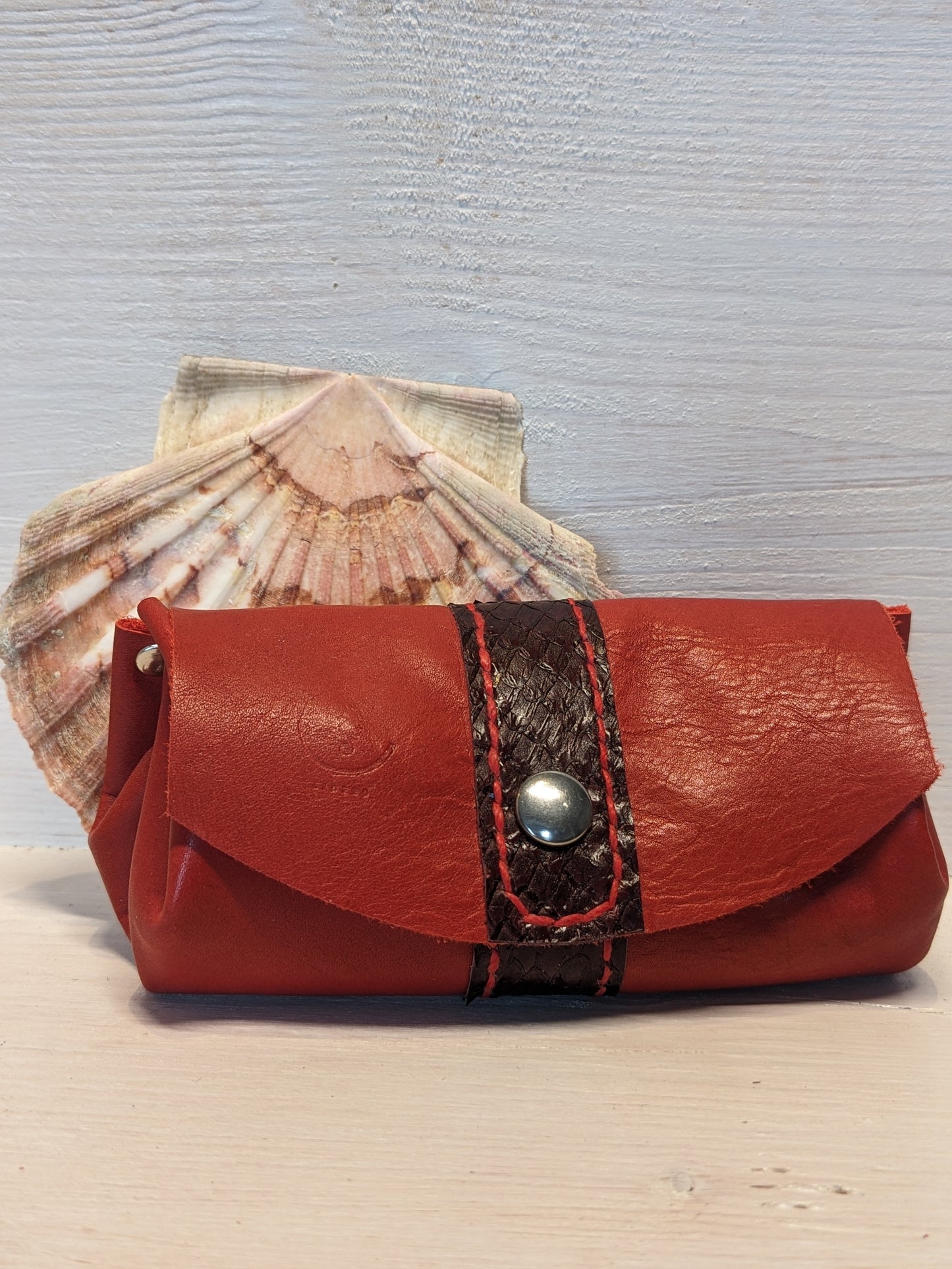 Porte monnaie bourse en cuir tannage végétal et cuir marin upcyclé