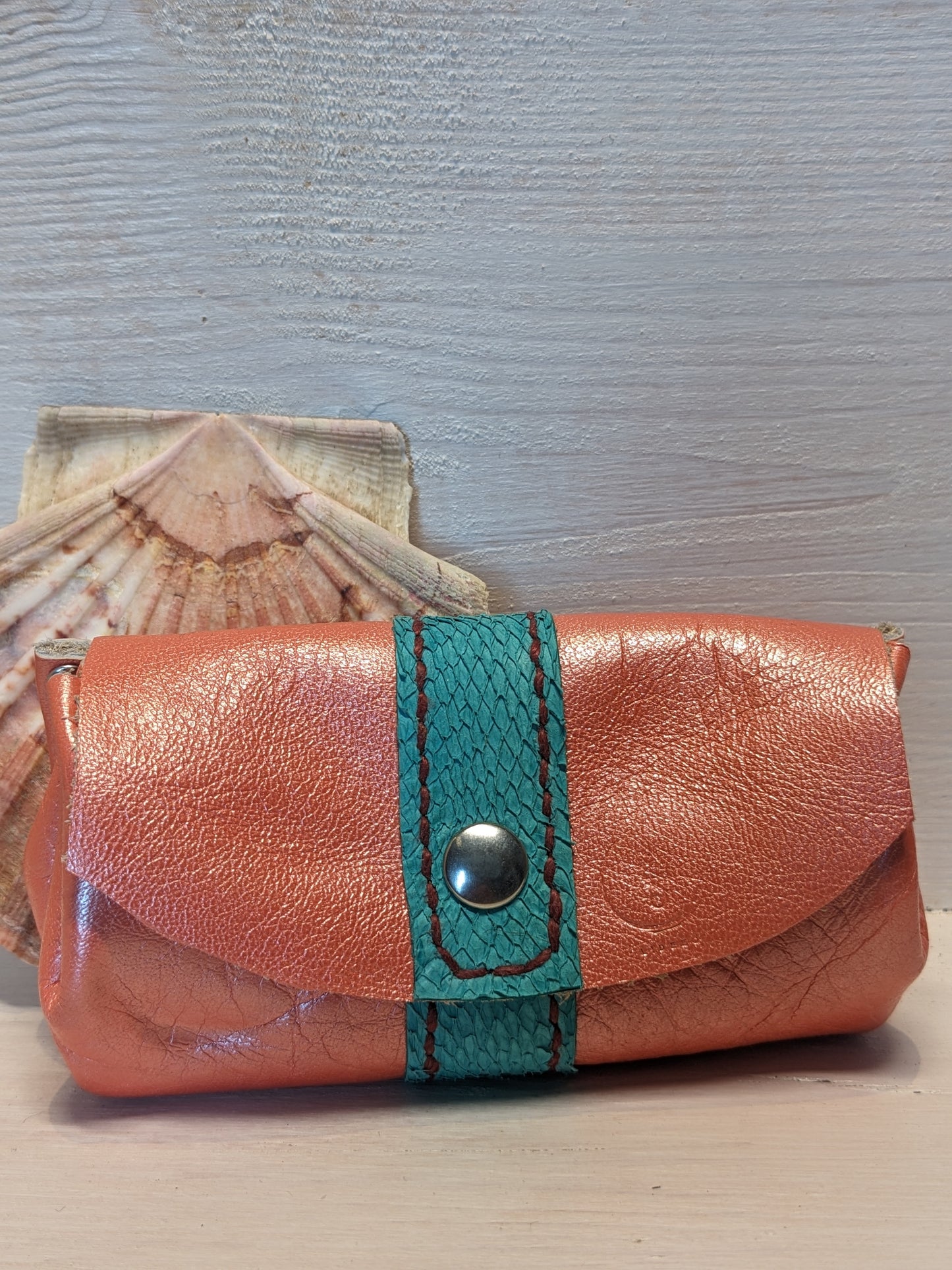 Porte monnaie bourse en cuir tannage végétal et cuir marin upcyclé