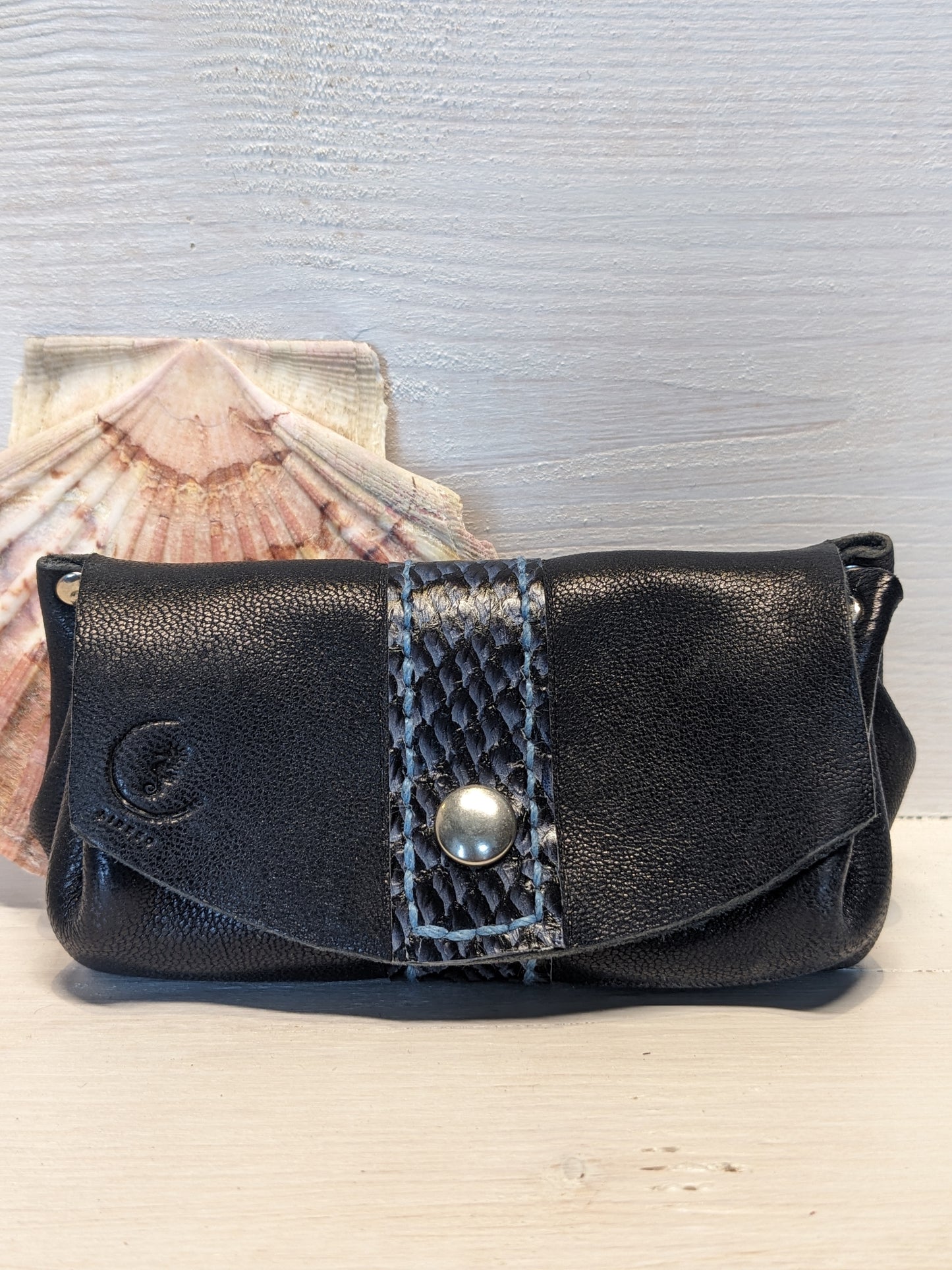 Porte monnaie bourse en cuir tannage végétal et cuir marin upcyclé