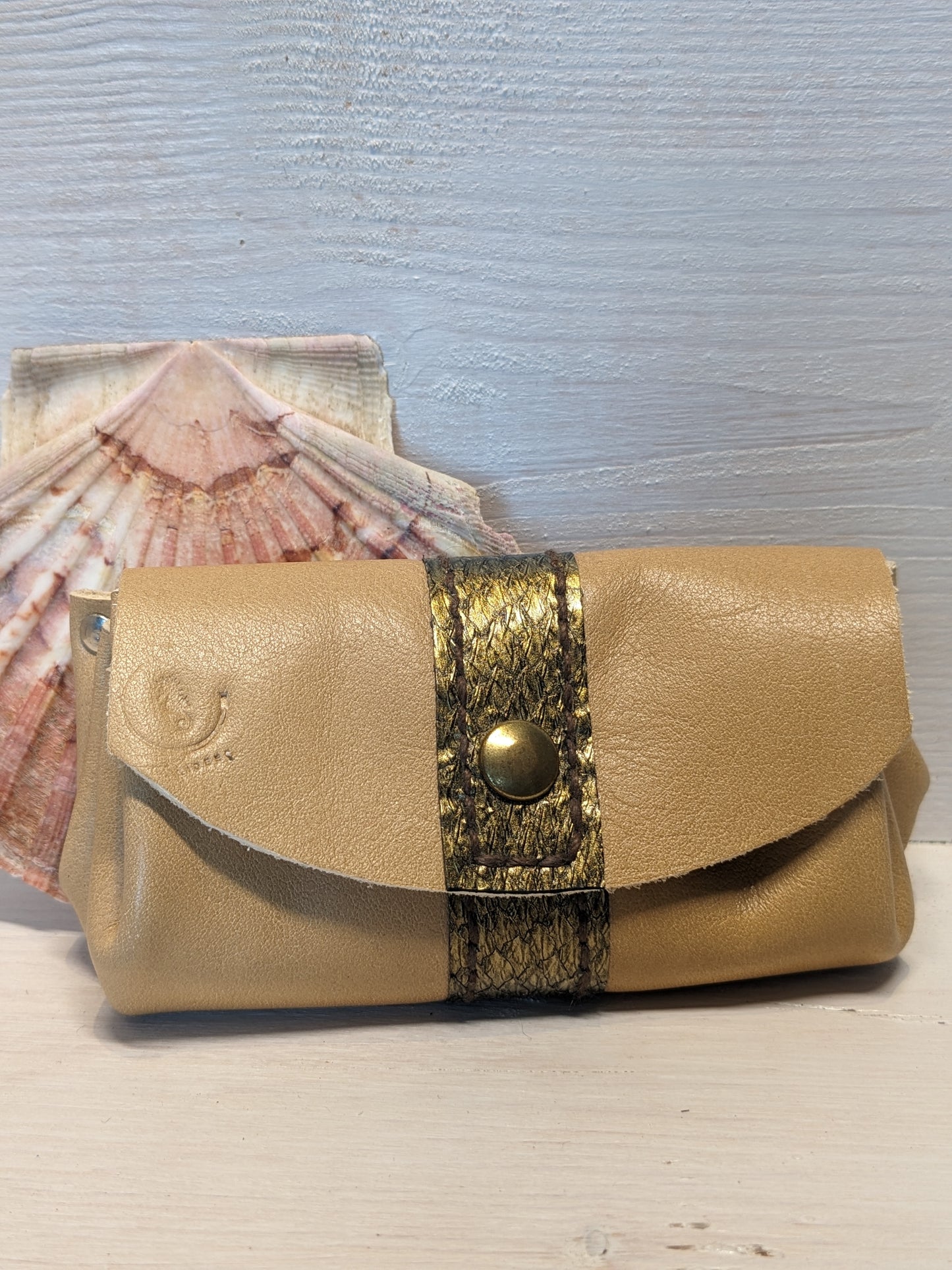 Porte monnaie bourse en cuir tannage végétal et cuir marin upcyclé