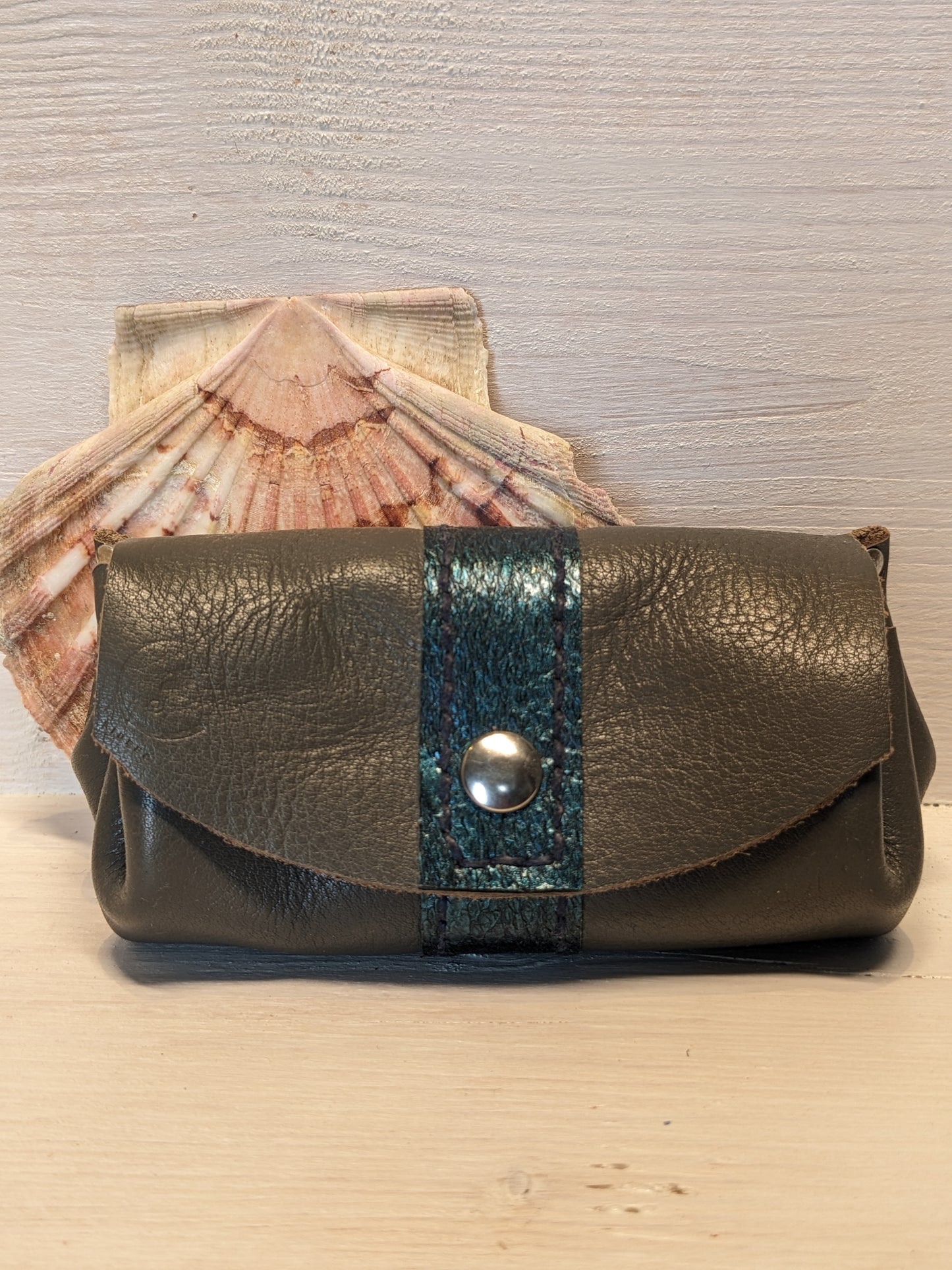 Porte monnaie bourse en cuir tannage végétal et cuir marin upcyclé