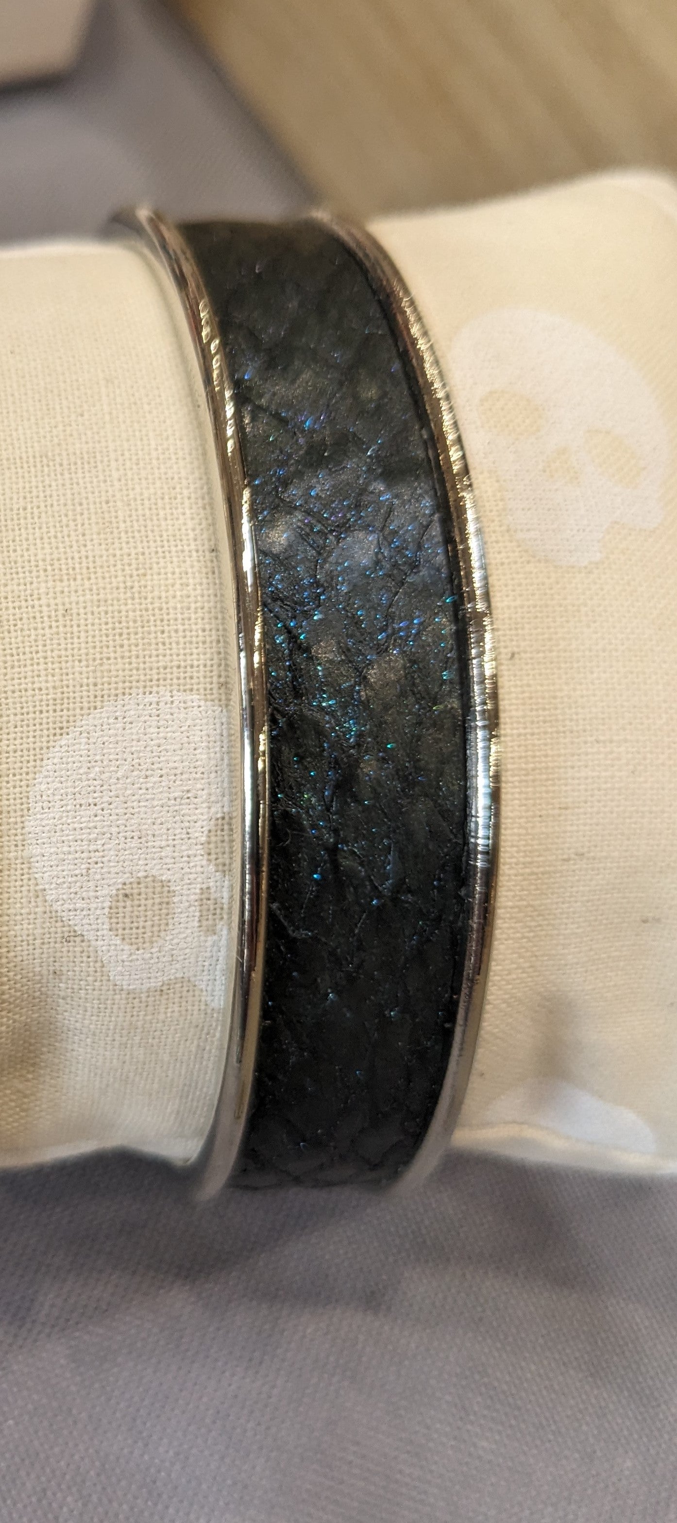Bracelet manchette cuir marin upcyclé