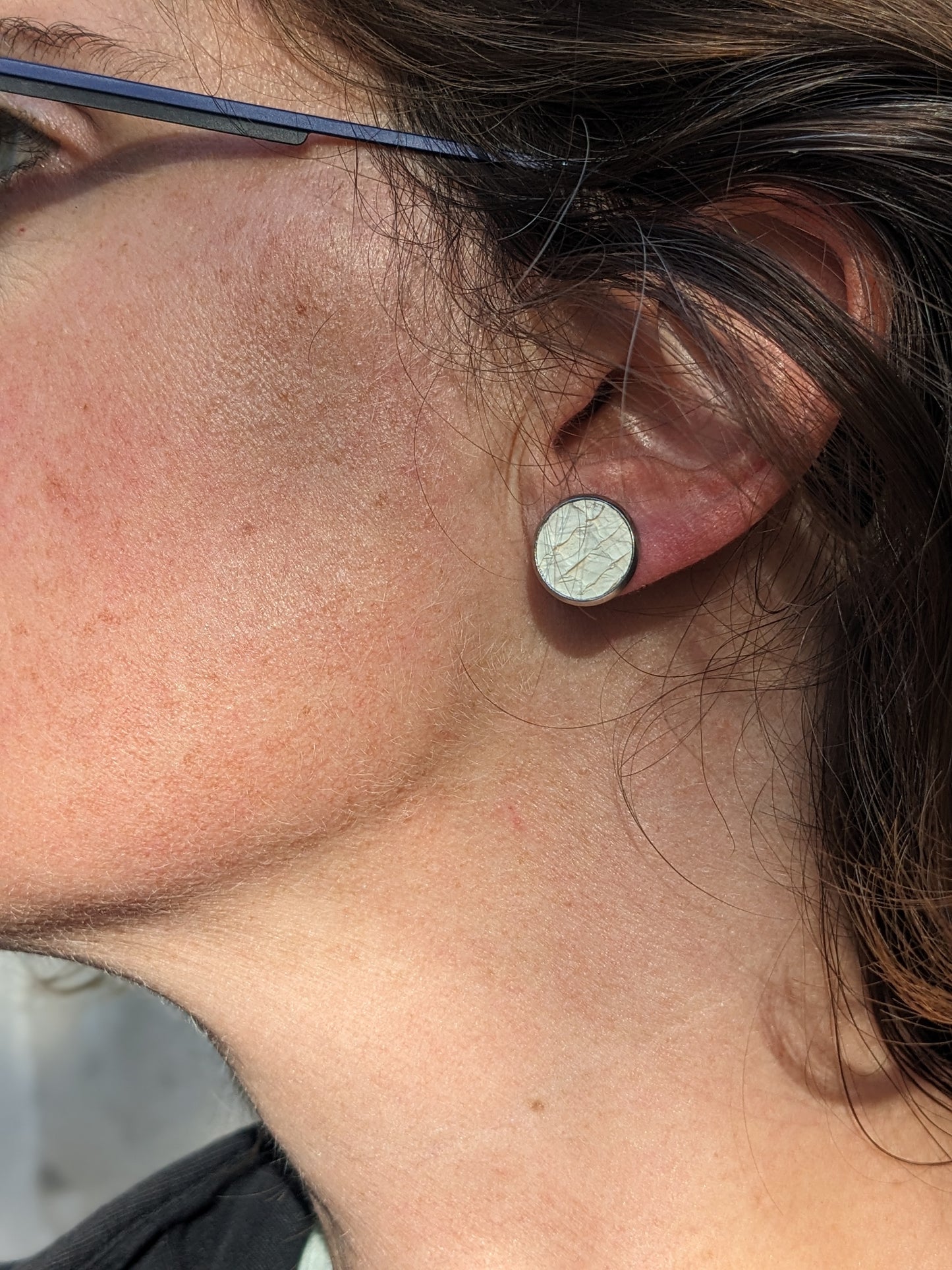 Puce d'oreilles en cuir marin