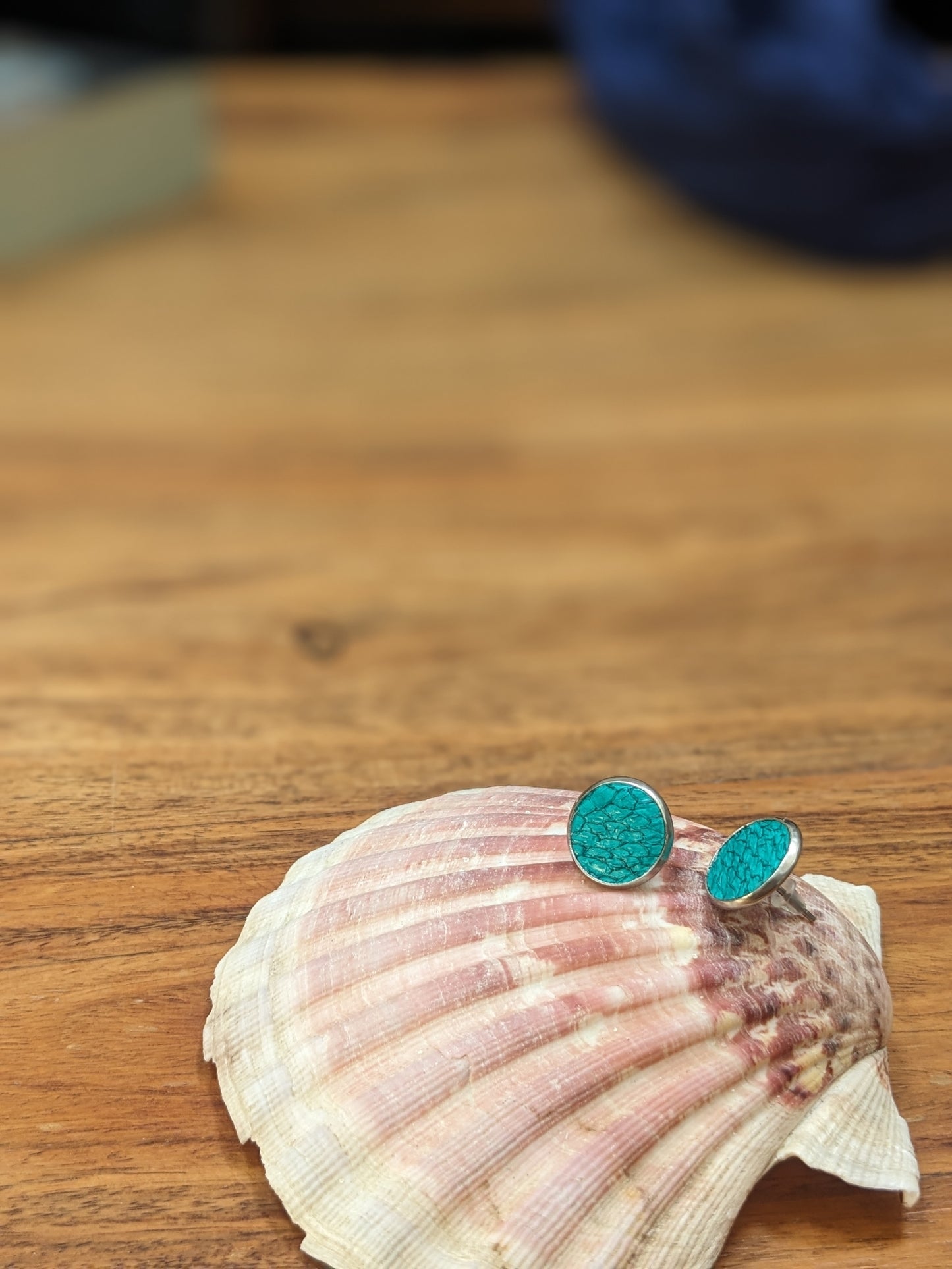 Puce d'oreilles en cuir marin