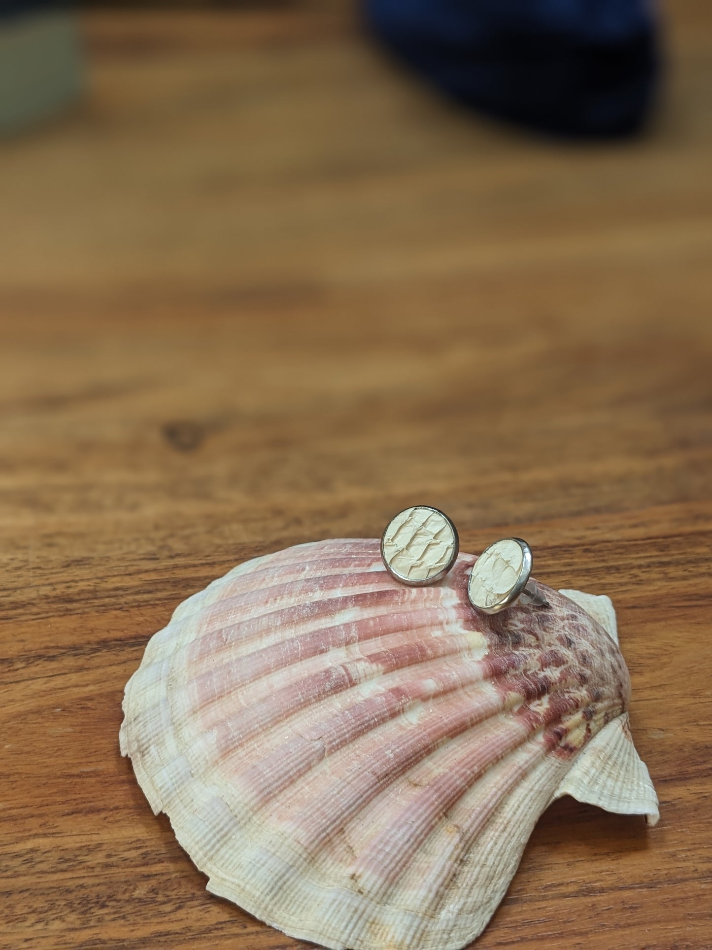 Puce d'oreilles en cuir marin