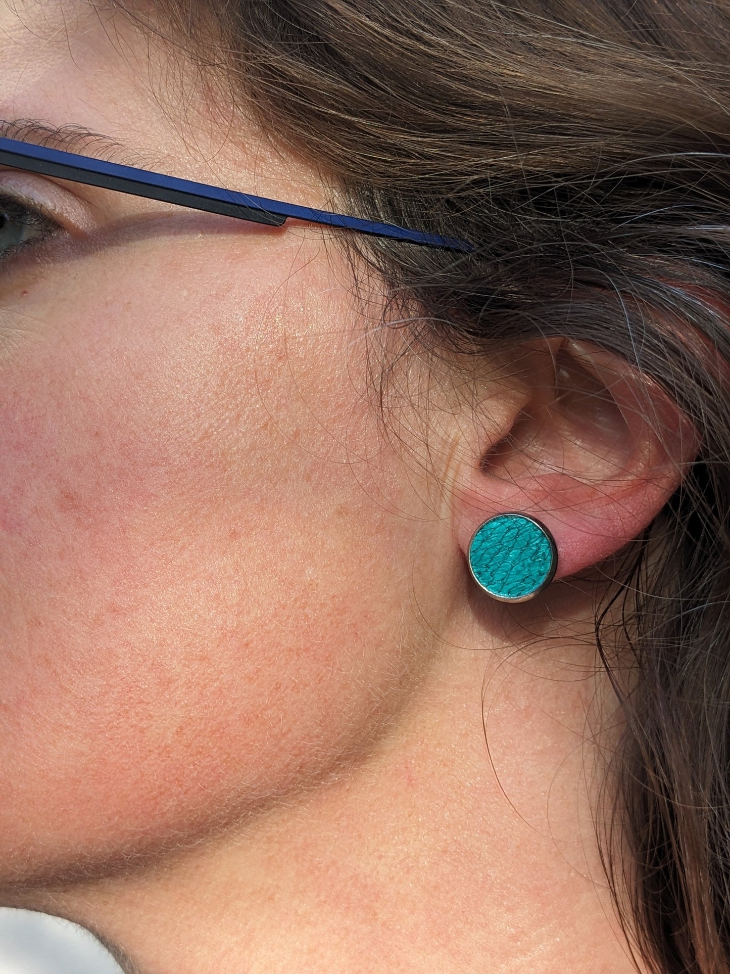 Puce d'oreilles en cuir marin