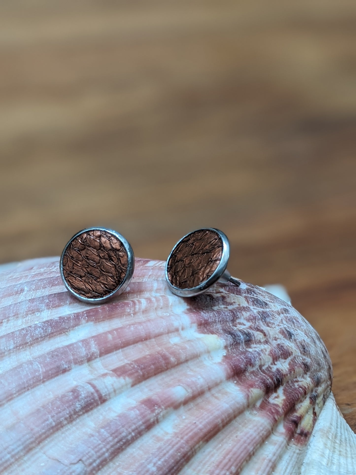 Puce d'oreilles en cuir marin