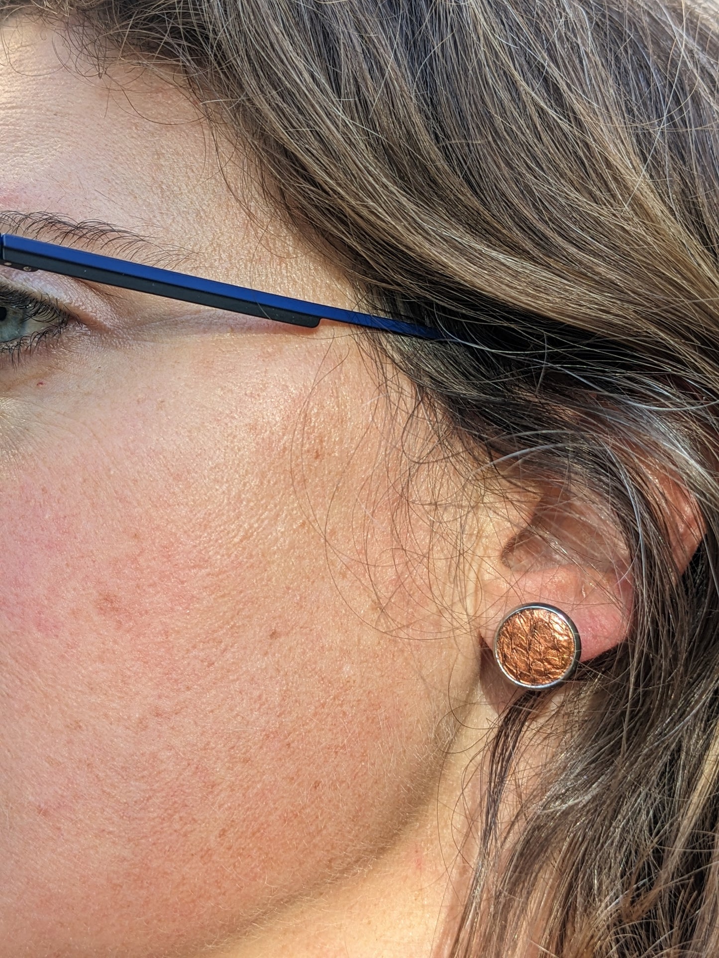 Puce d'oreilles en cuir marin