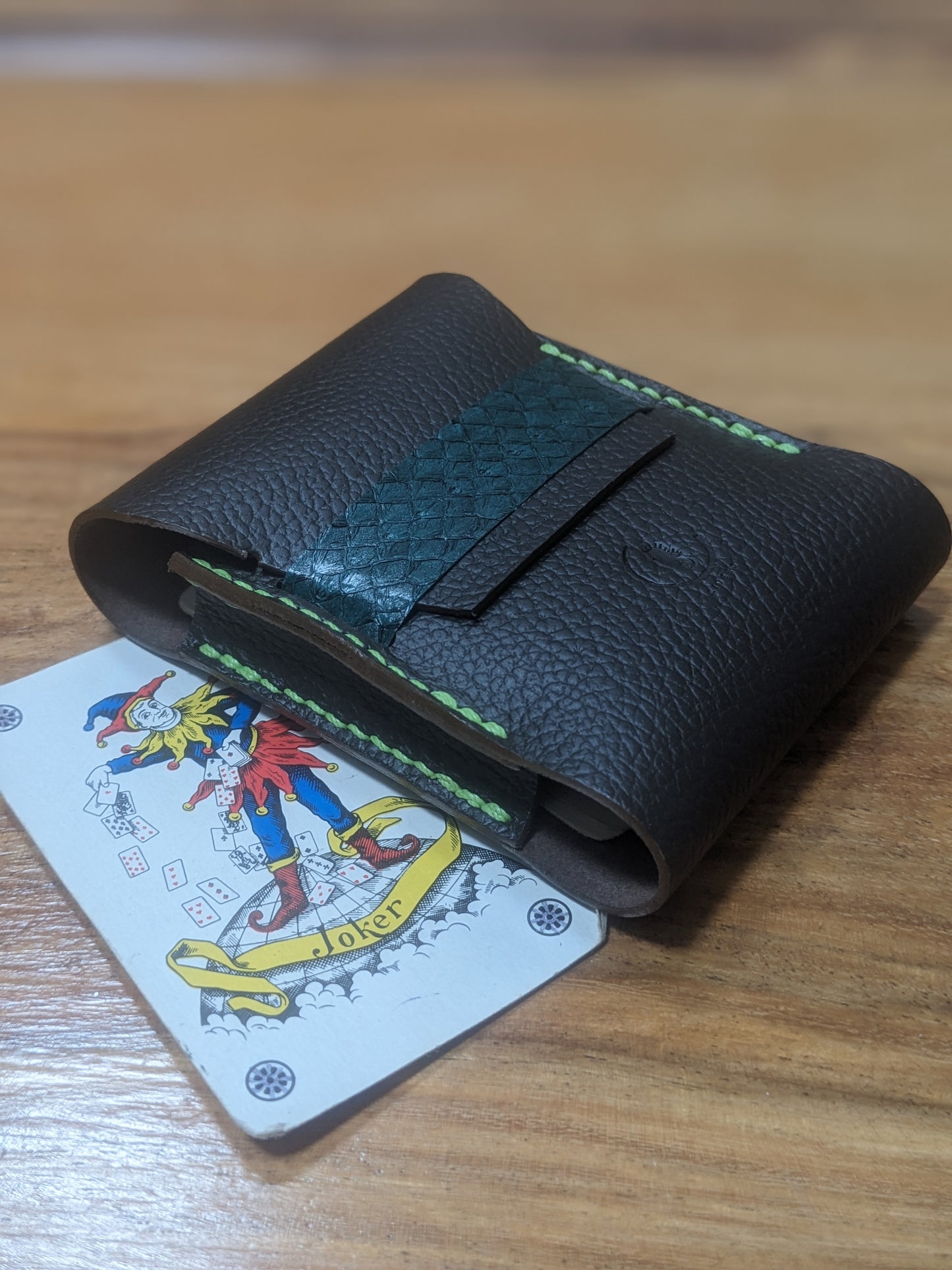 Etui à jeu de cartes artisanal - cuir & cuir marin upcyclé