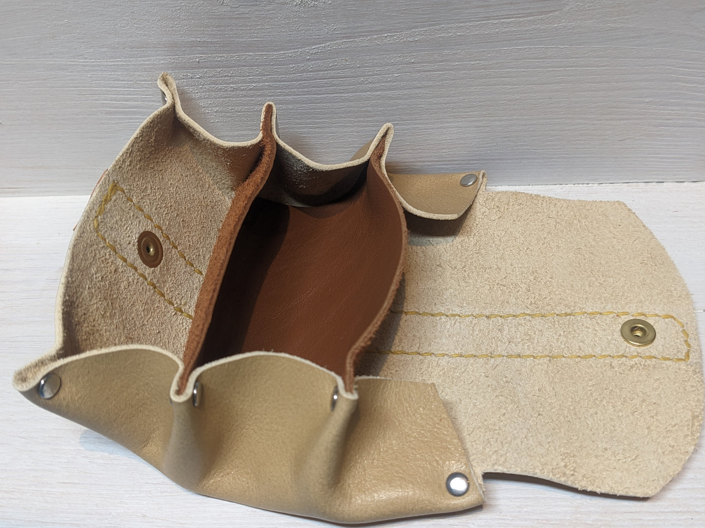 Porte monnaie bourse en cuir tannage végétal et cuir marin upcyclé