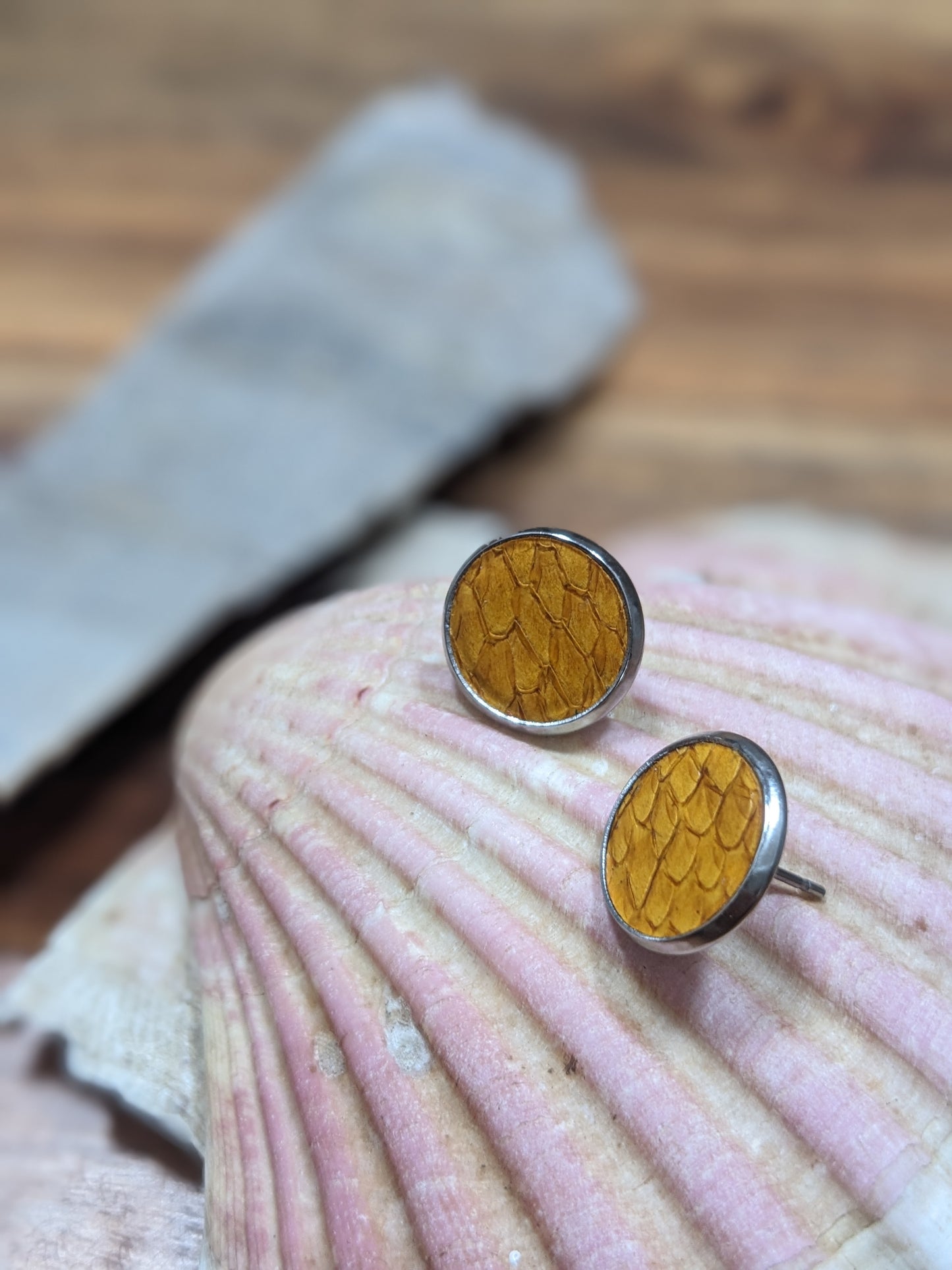 Puce d'oreilles en cuir marin