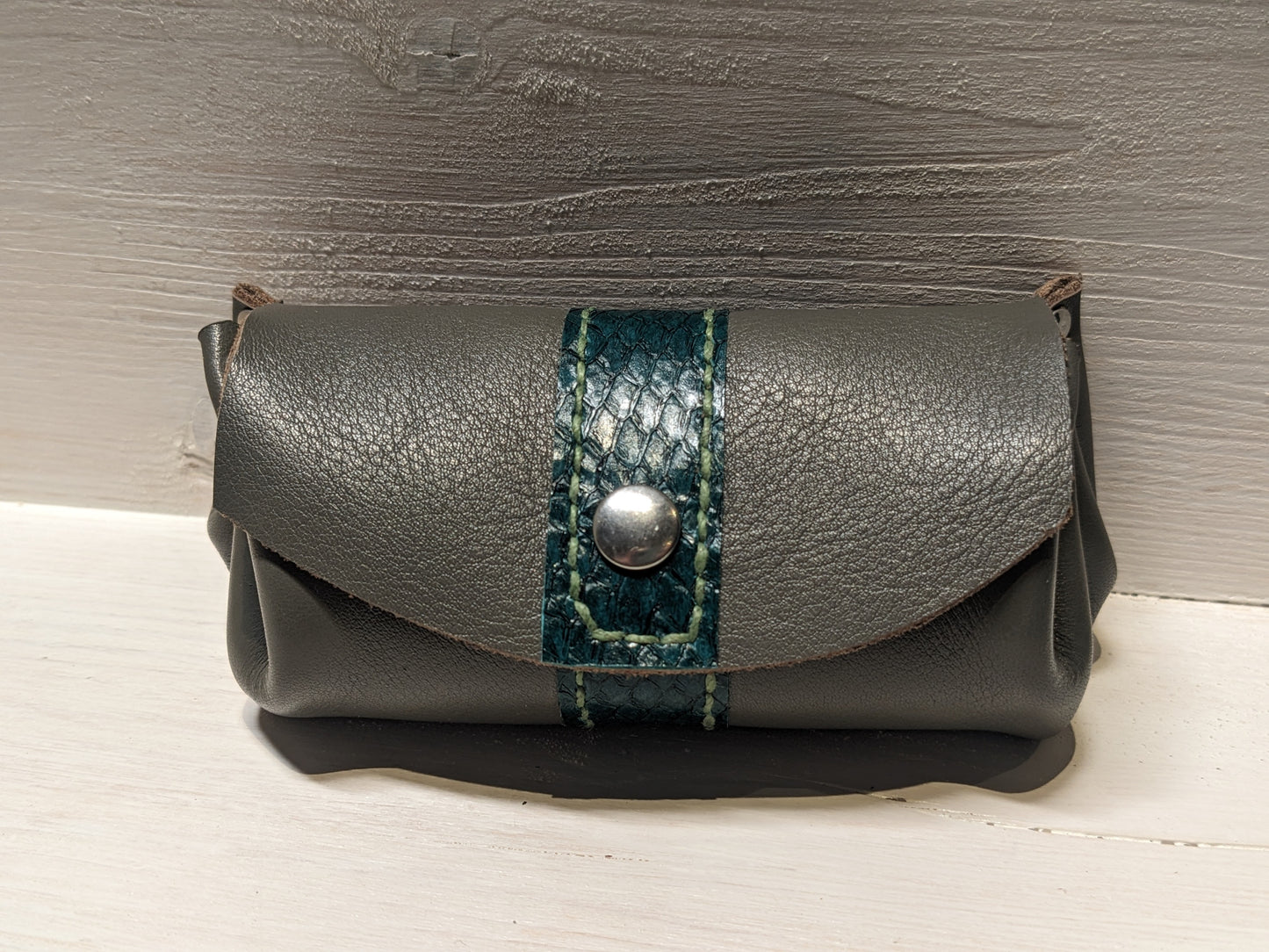Porte monnaie bourse en cuir tannage végétal et cuir marin upcyclé