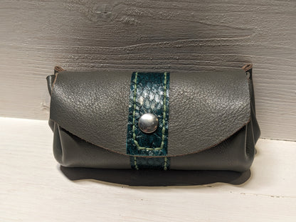 Porte monnaie bourse en cuir tannage végétal et cuir marin upcyclé