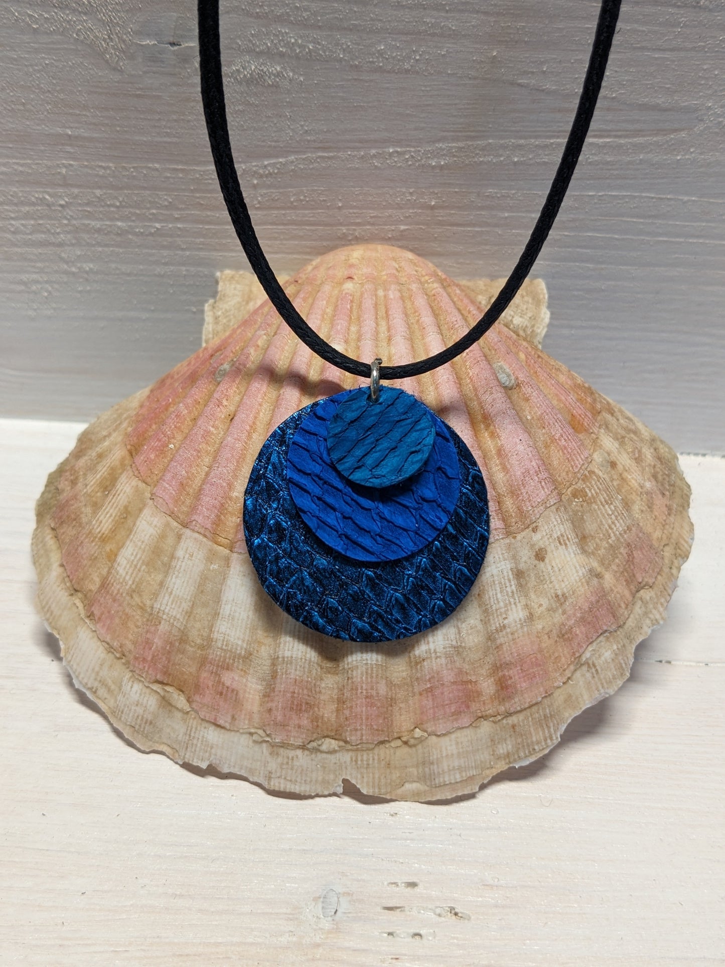 Collier pendentif de cuir marin