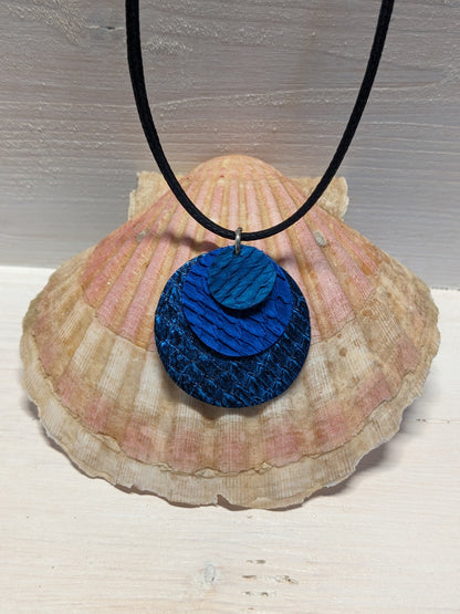 Collier pendentif de cuir marin