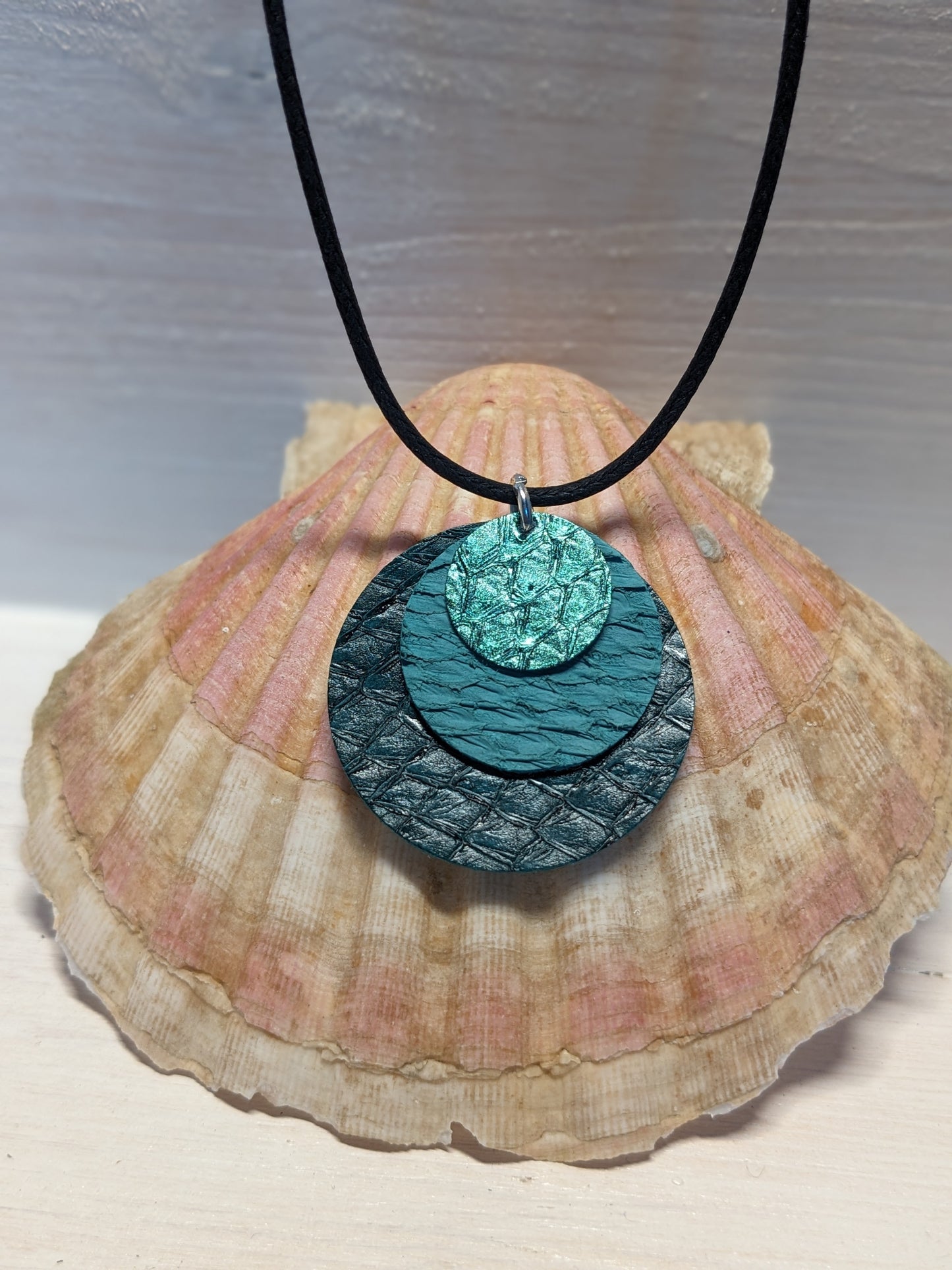 Collier pendentif de cuir marin