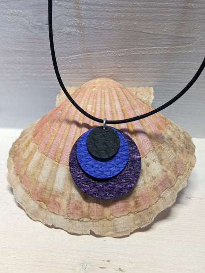 Collier pendentif de cuir marin