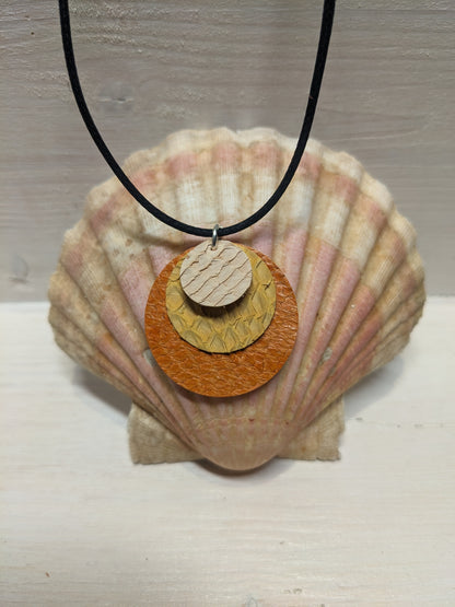 Collier pendentif de cuir marin