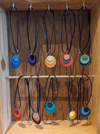 Collier pendentif de cuir marin