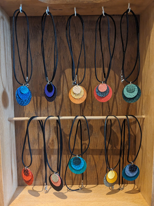 Collier pendentif de cuir marin